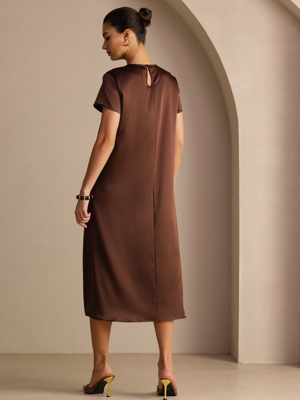Midikleid aus 19 Momme Seide mit Rundhalsausschnitt Kurzarm und Seitentaschen