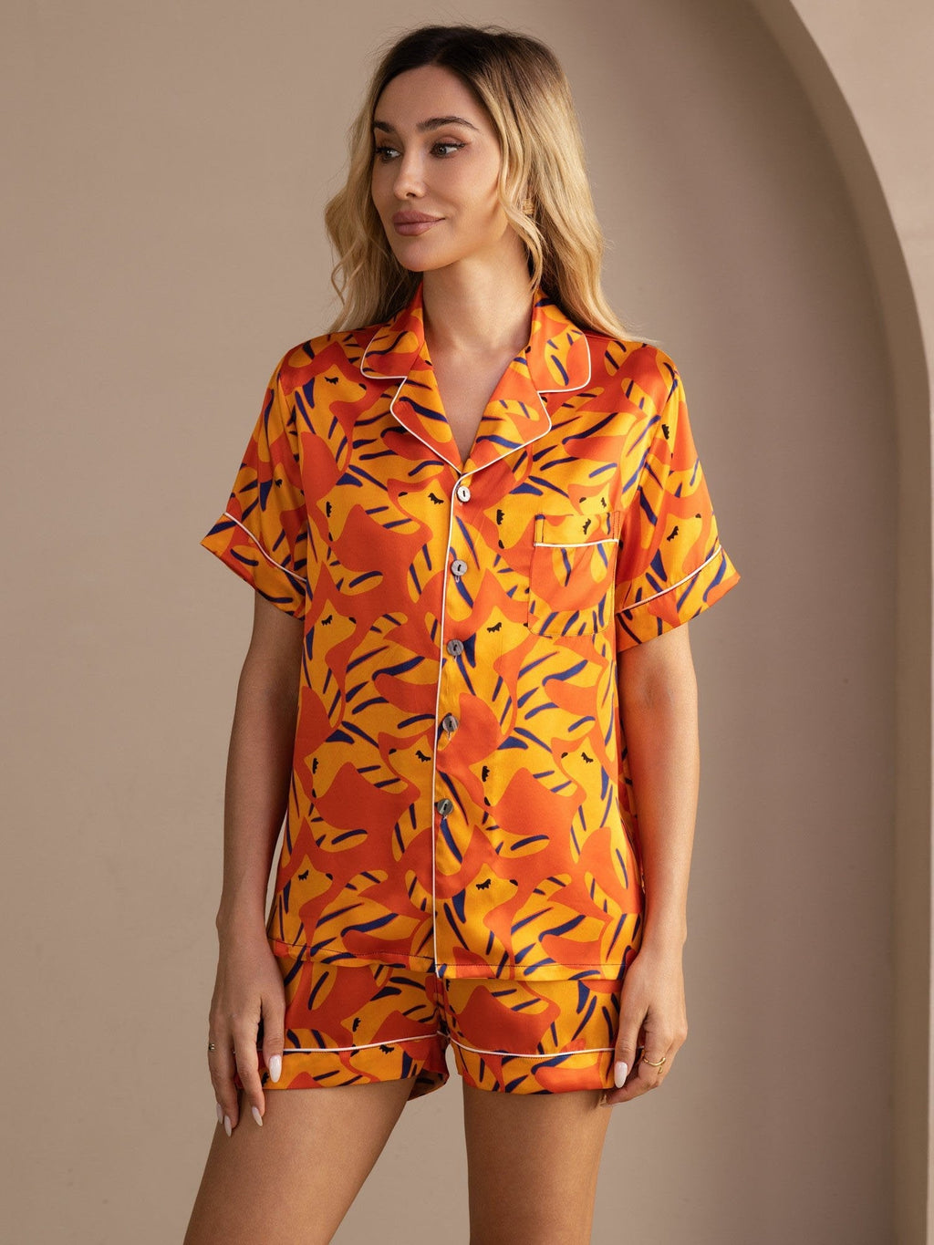100% Maulbeerseide Damen Kurzararm Knopf Pyjama Set Mit Hunde Print