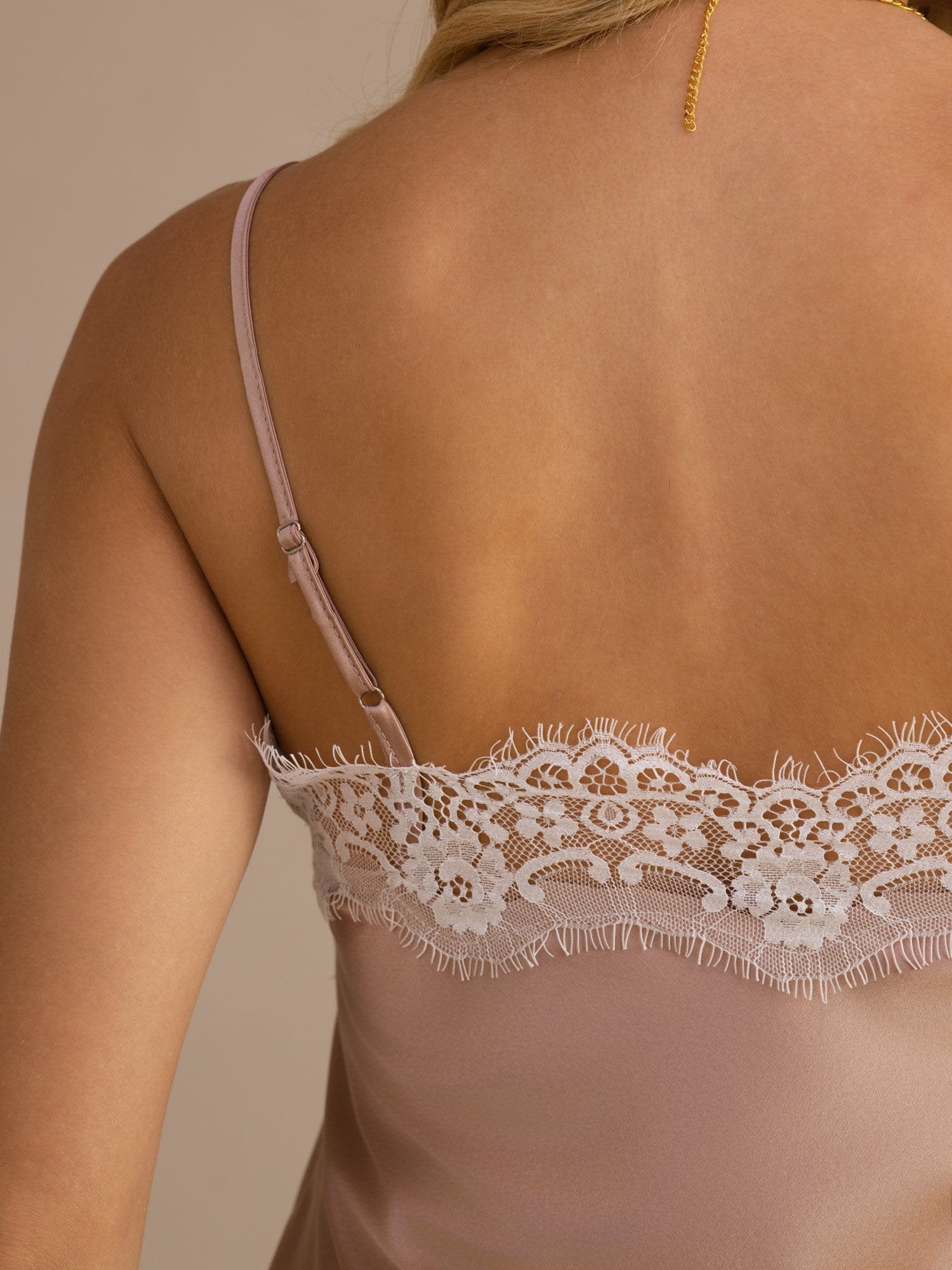 19Momme Seiden Damen Verstellbares Spaghettiträger V Ausschnitt Spitzenbesatz Camisole Top