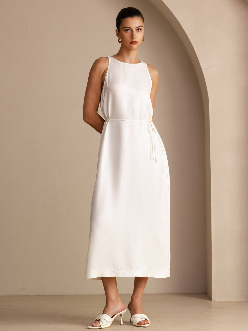 Midi Kleid Aus 100 Prozent Maulbeerseide Mit Rundhalsausschnitt Ärmellosem Design Und Bindegürtel