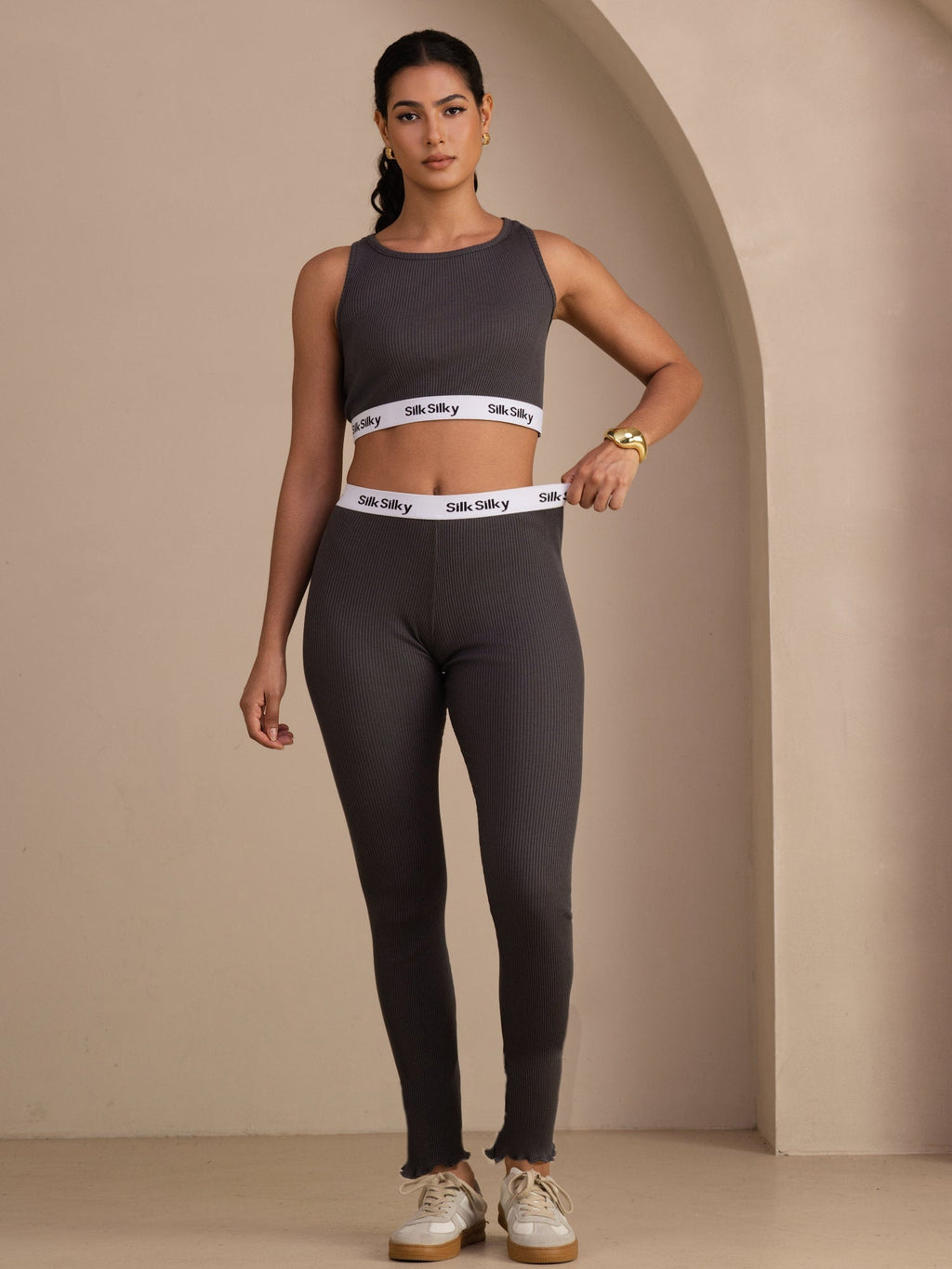 Seiden Baumwoll Sportliches Crop Tanktop Und Schmal Geschnittene Jogginghose Mit Kordelzug Im Set