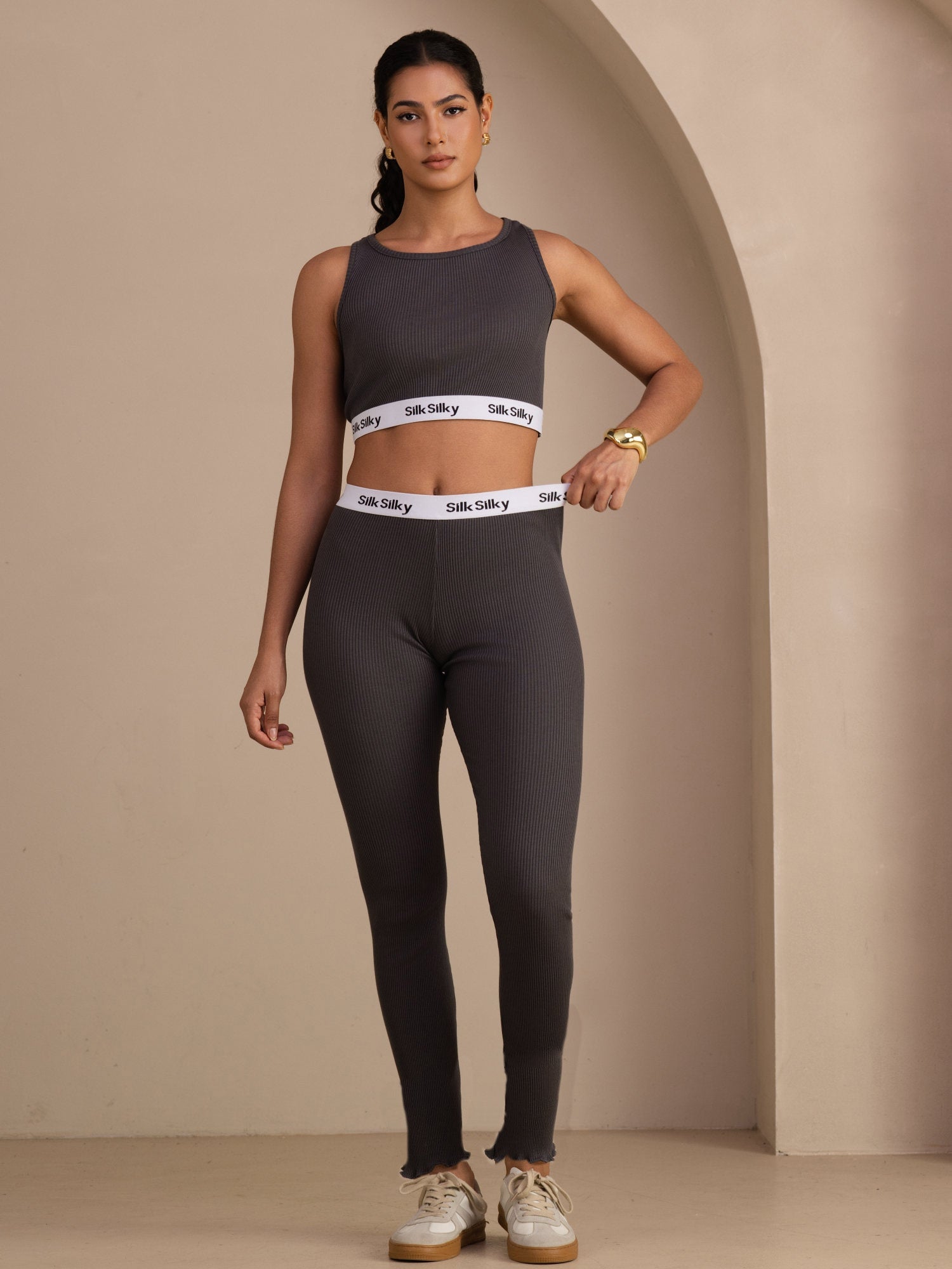 Seiden Baumwoll Sportliches Crop Tanktop Und Schmal Geschnittene Jogginghose Mit Kordelzug Im Set