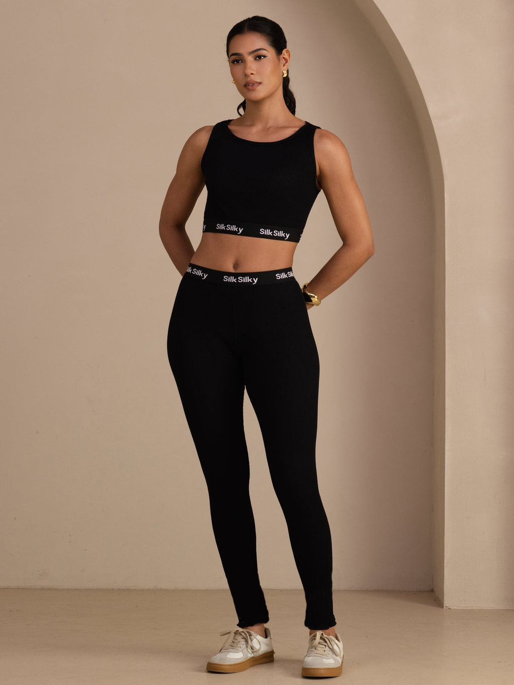 Seiden Baumwoll Sportliches Crop Tanktop Und Schmal Geschnittene Jogginghose Mit Kordelzug Im Set