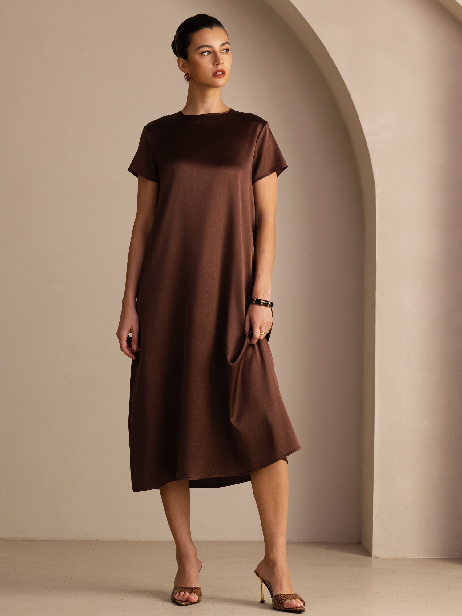 Midikleid aus 19 Momme Seide mit Rundhalsausschnitt Kurzarm und Seitentaschen