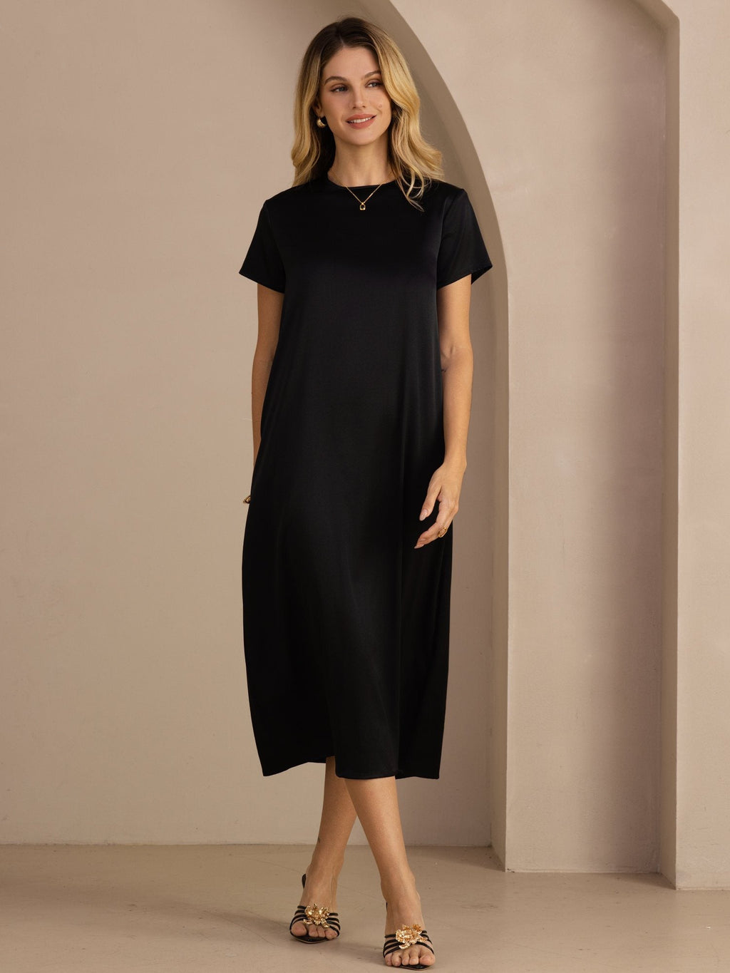 Midikleid aus 19 Momme Seide mit Rundhalsausschnitt Kurzarm und Seitentaschen