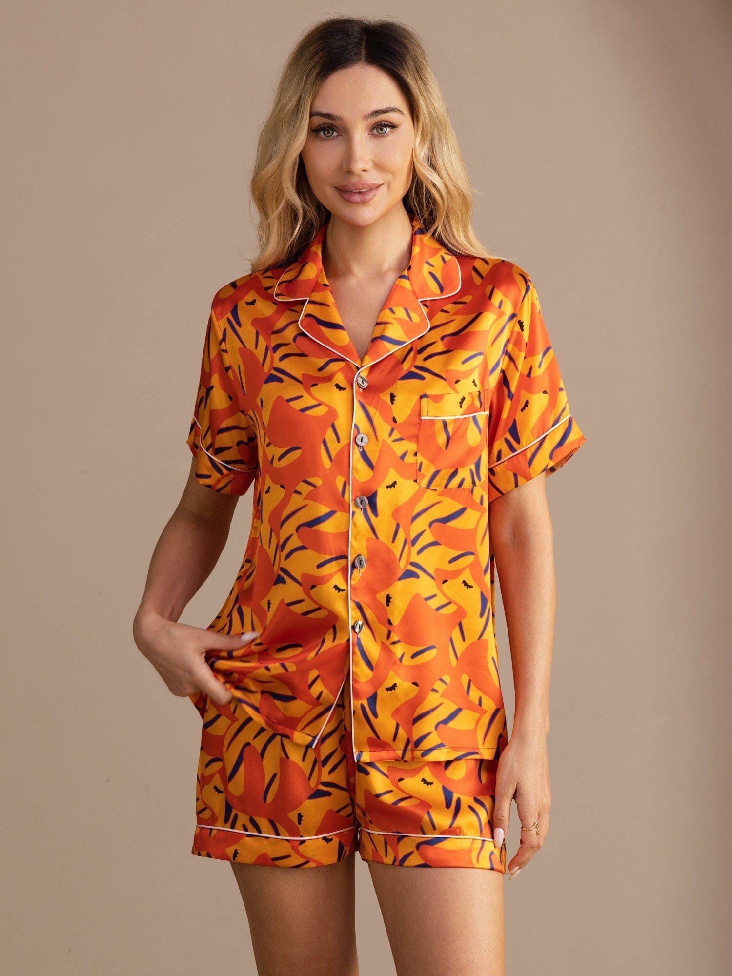 100% Maulbeerseide Damen Kurzararm Knopf Pyjama Set Mit Hunde Print