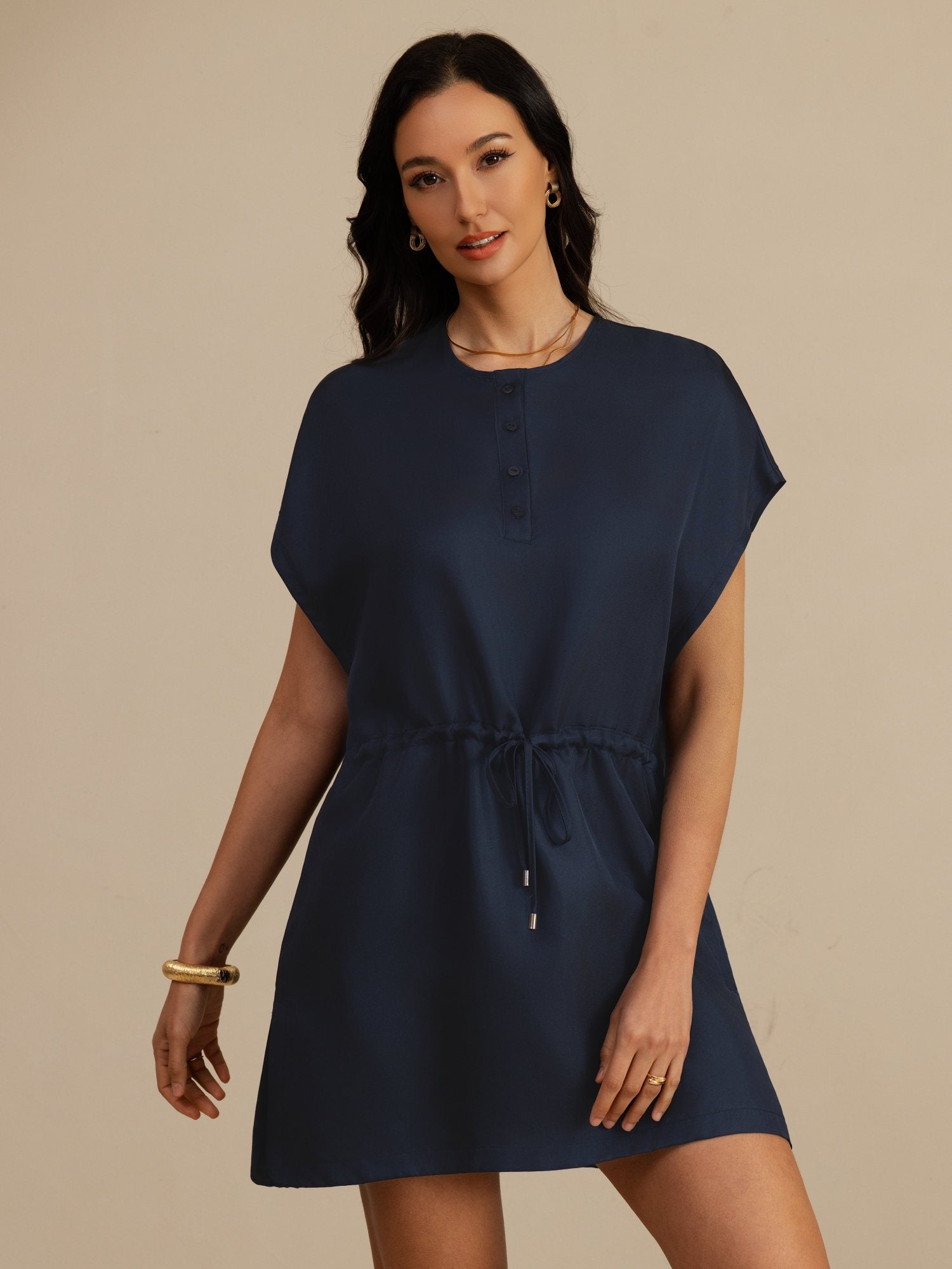 Reine Seide Henley Kragen Cap Ärmel Kurzes Kleid Mit Kordelzug