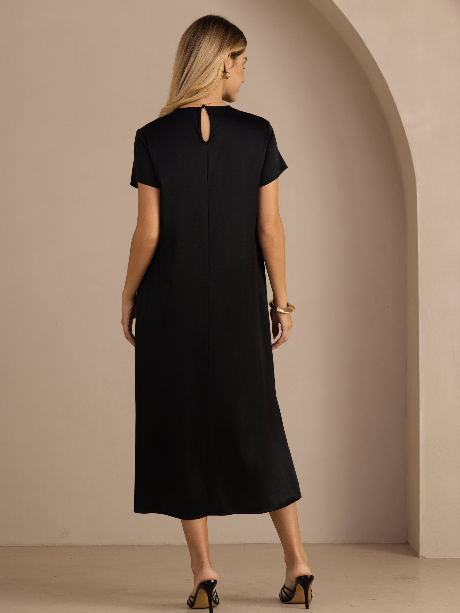 Midikleid aus 19 Momme Seide mit Rundhalsausschnitt Kurzarm und Seitentaschen