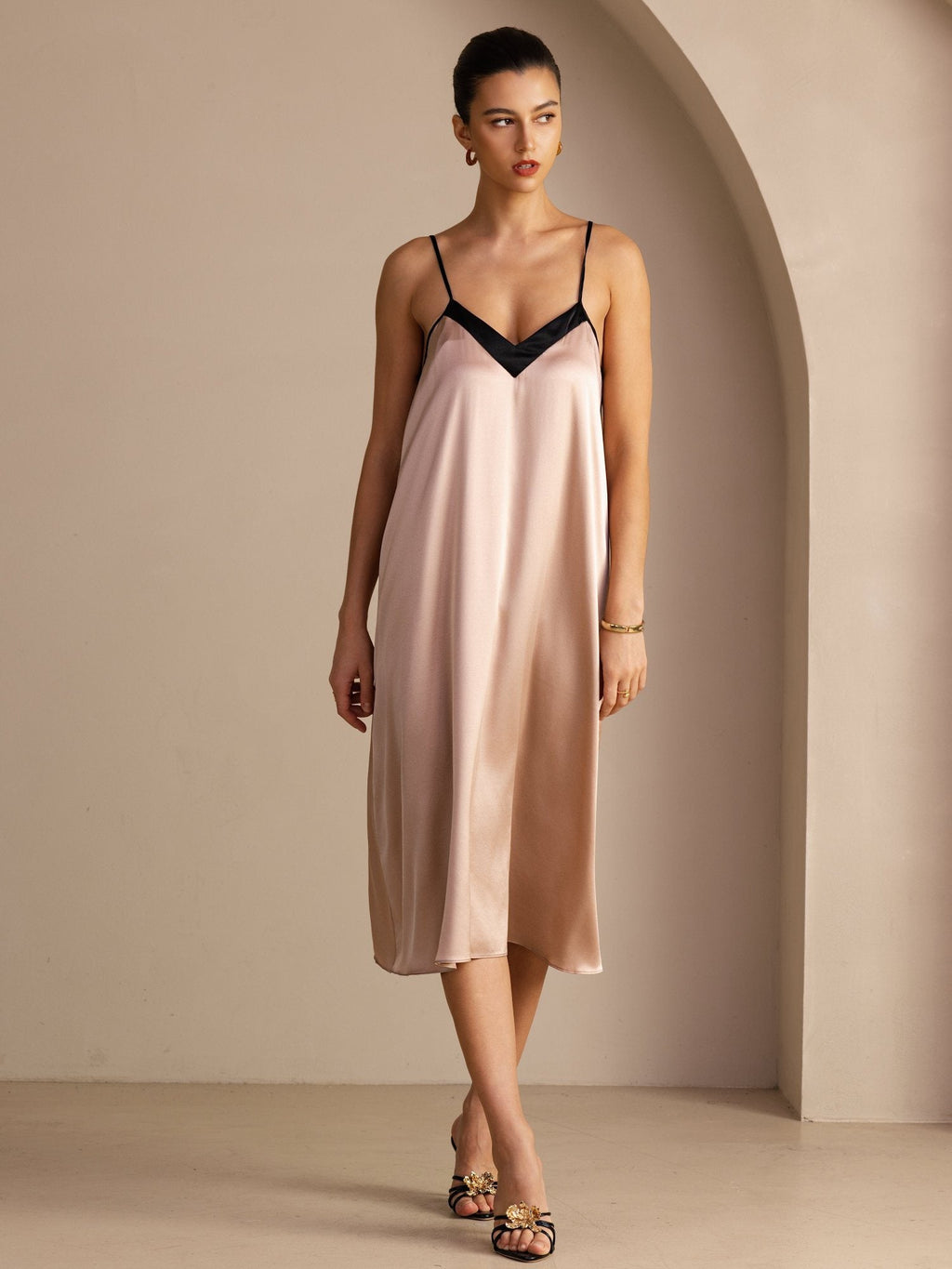 19Momme Seiden Freizeit Midikleid Mit Kontrast V Ausschnitt Und Spaghettiträgern