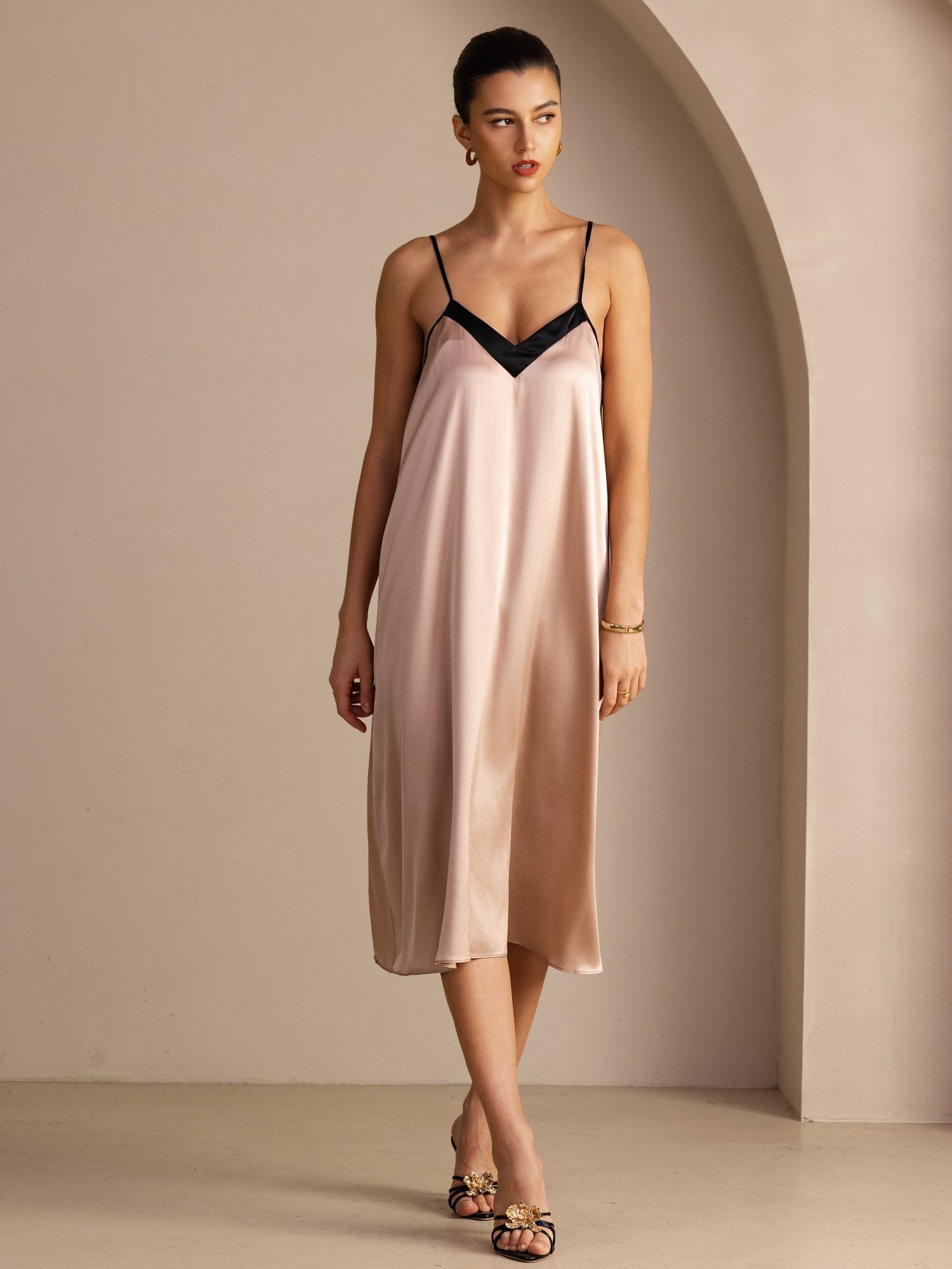 19Momme Seiden Freizeit Midikleid Mit Kontrast V Ausschnitt Und Spaghettiträgern