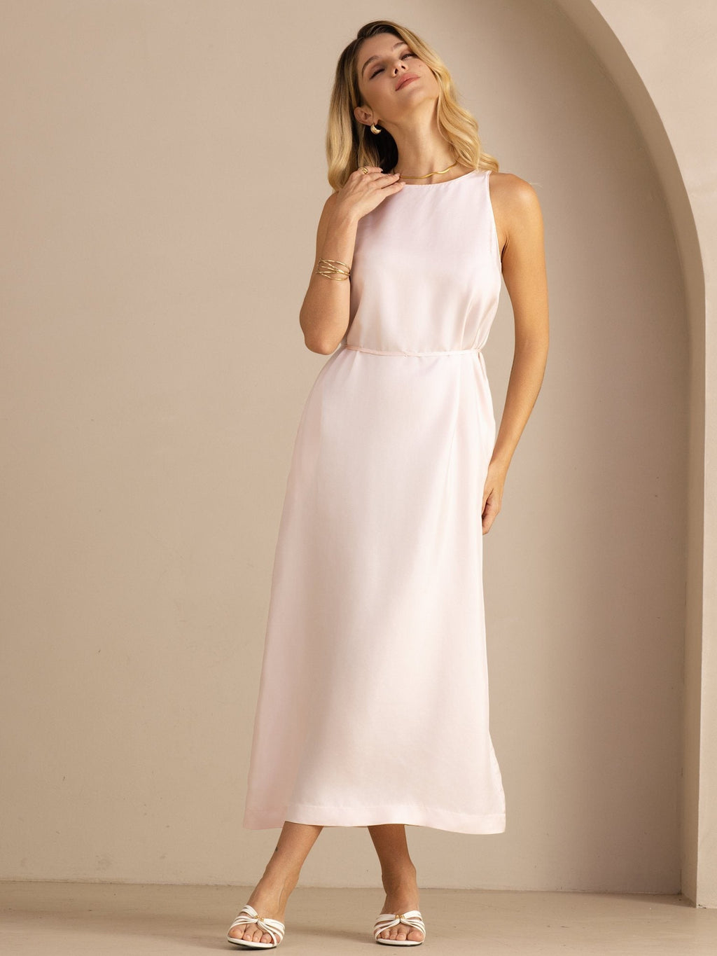 Midi Kleid Aus 100 Prozent Maulbeerseide Mit Rundhalsausschnitt Ärmellosem Design Und Bindegürtel
