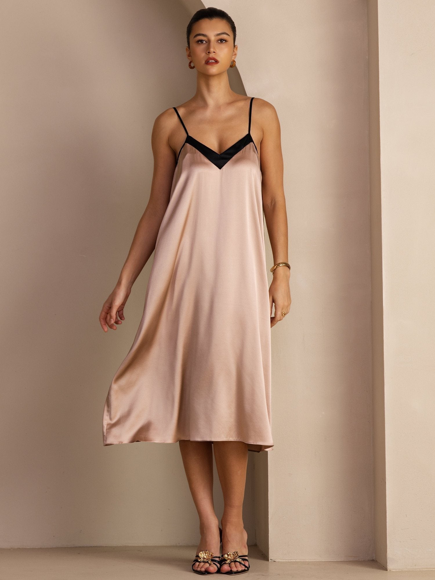 19Momme Seiden Freizeit Midikleid Mit Kontrast V Ausschnitt Und Spaghettiträgern