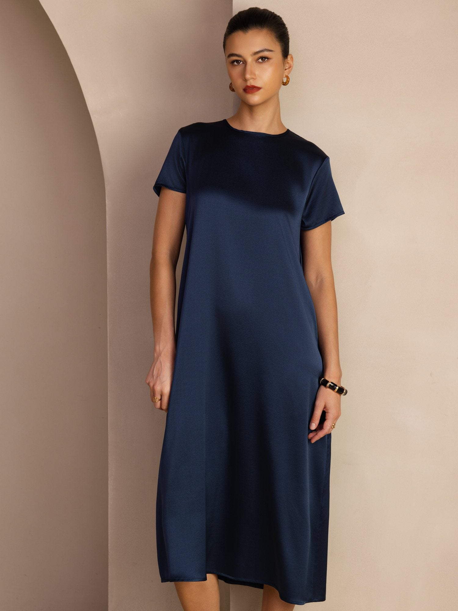 Midikleid aus 19 Momme Seide mit Rundhalsausschnitt Kurzarm und Seitentaschen