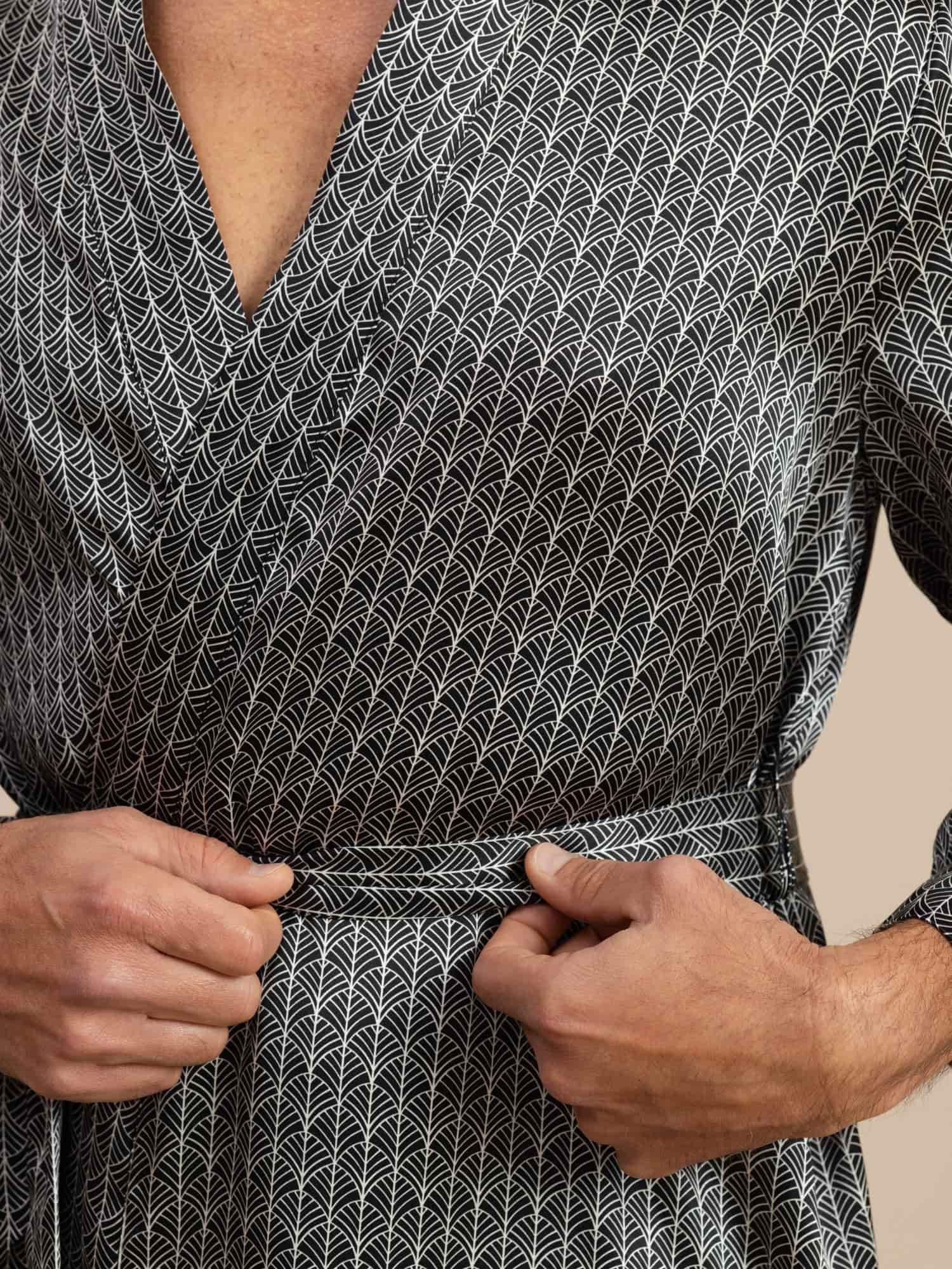 Reine Seide Herren Knielanger Ginkgo Bedruckter Bademantel Mit Gürtel Design