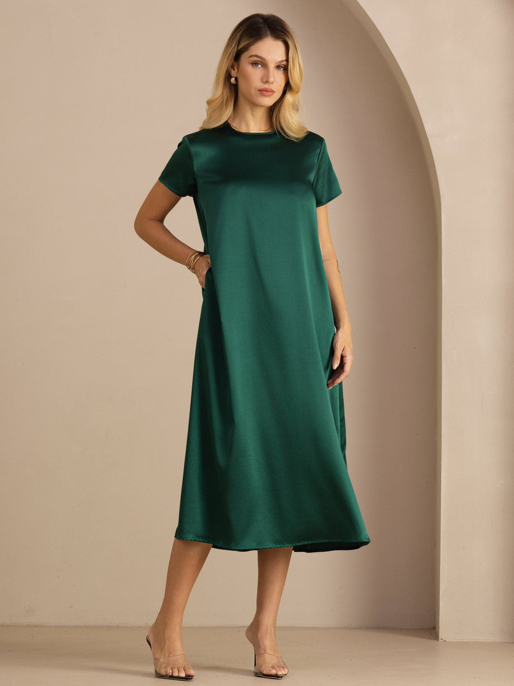 Midikleid aus 19 Momme Seide mit Rundhalsausschnitt Kurzarm und Seitentaschen