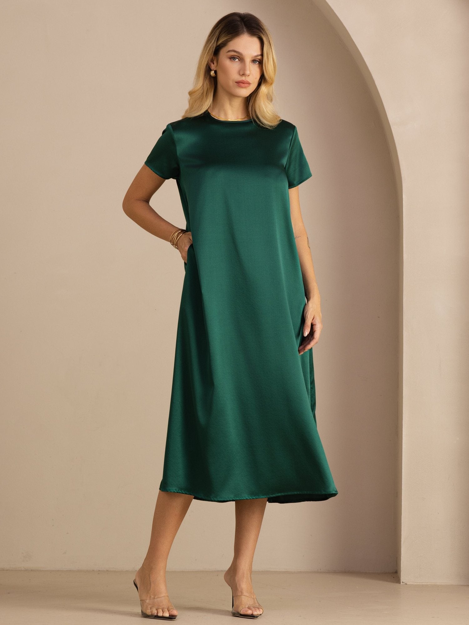 Midikleid aus 19 Momme Seide mit Rundhalsausschnitt Kurzarm und Seitentaschen