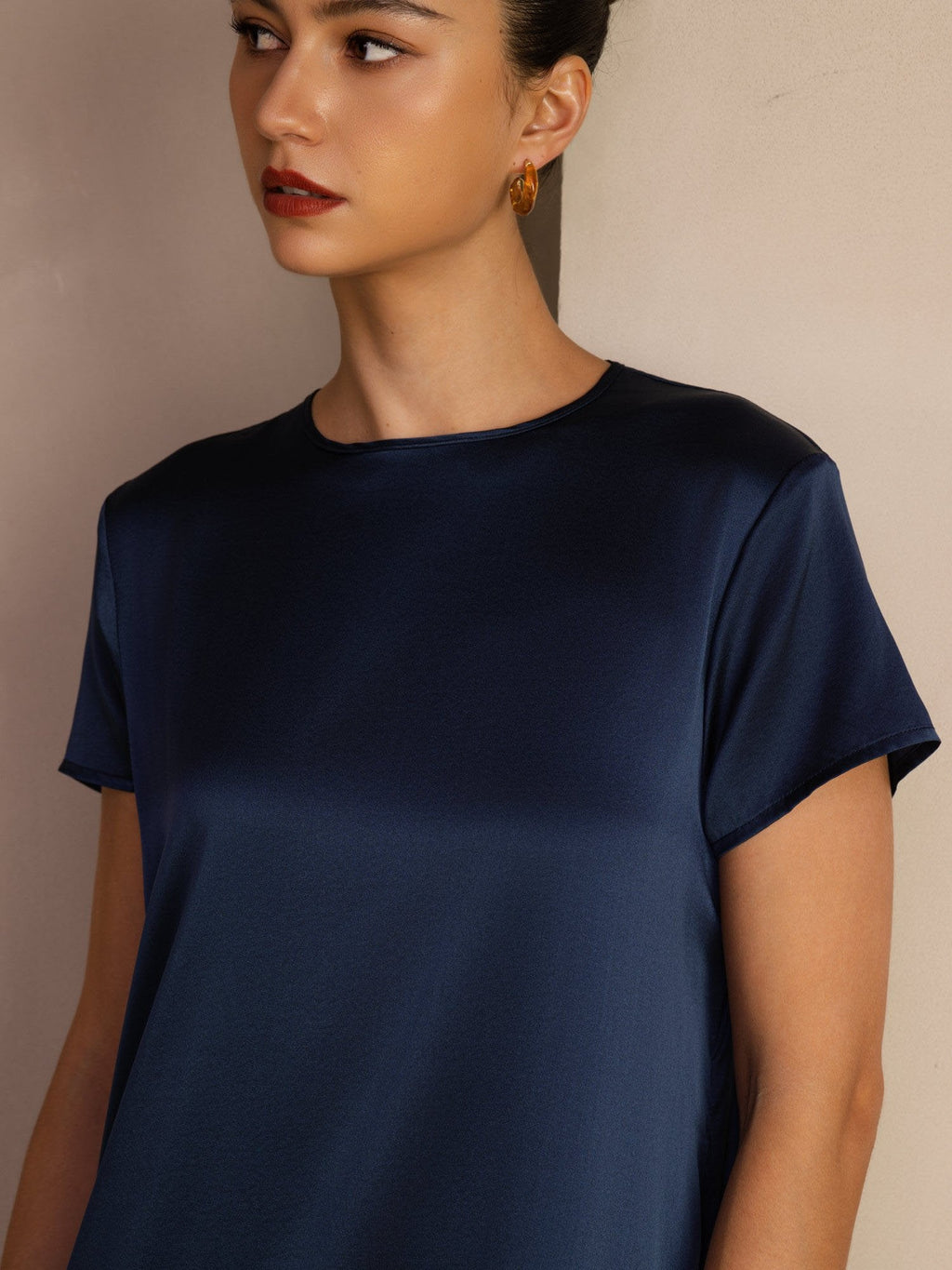 Midikleid aus 19 Momme Seide mit Rundhalsausschnitt Kurzarm und Seitentaschen