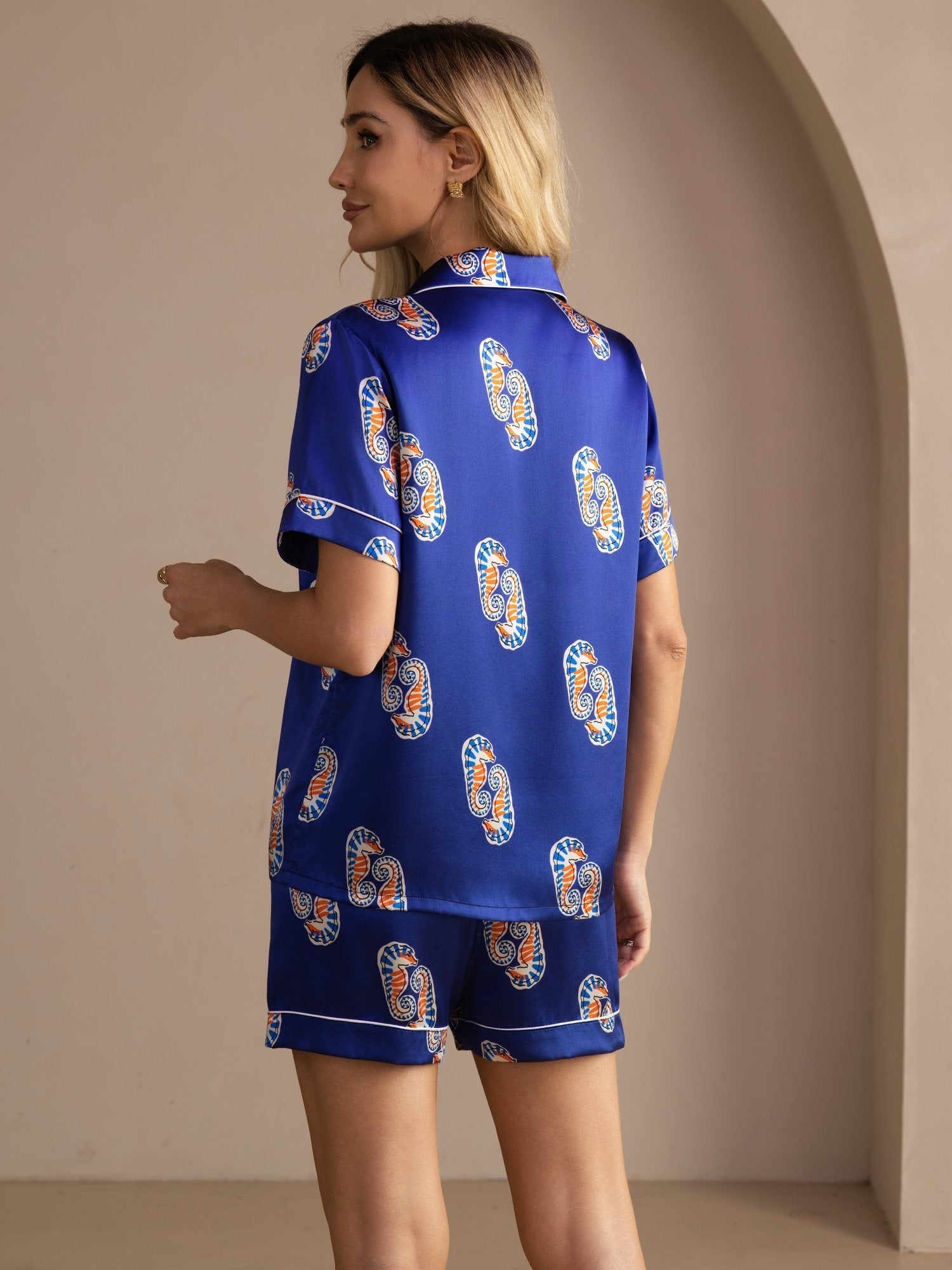 100% Maulbeerseide Damen Kurzararm Knopf Pyjama Set Mit Seepferdchen Print