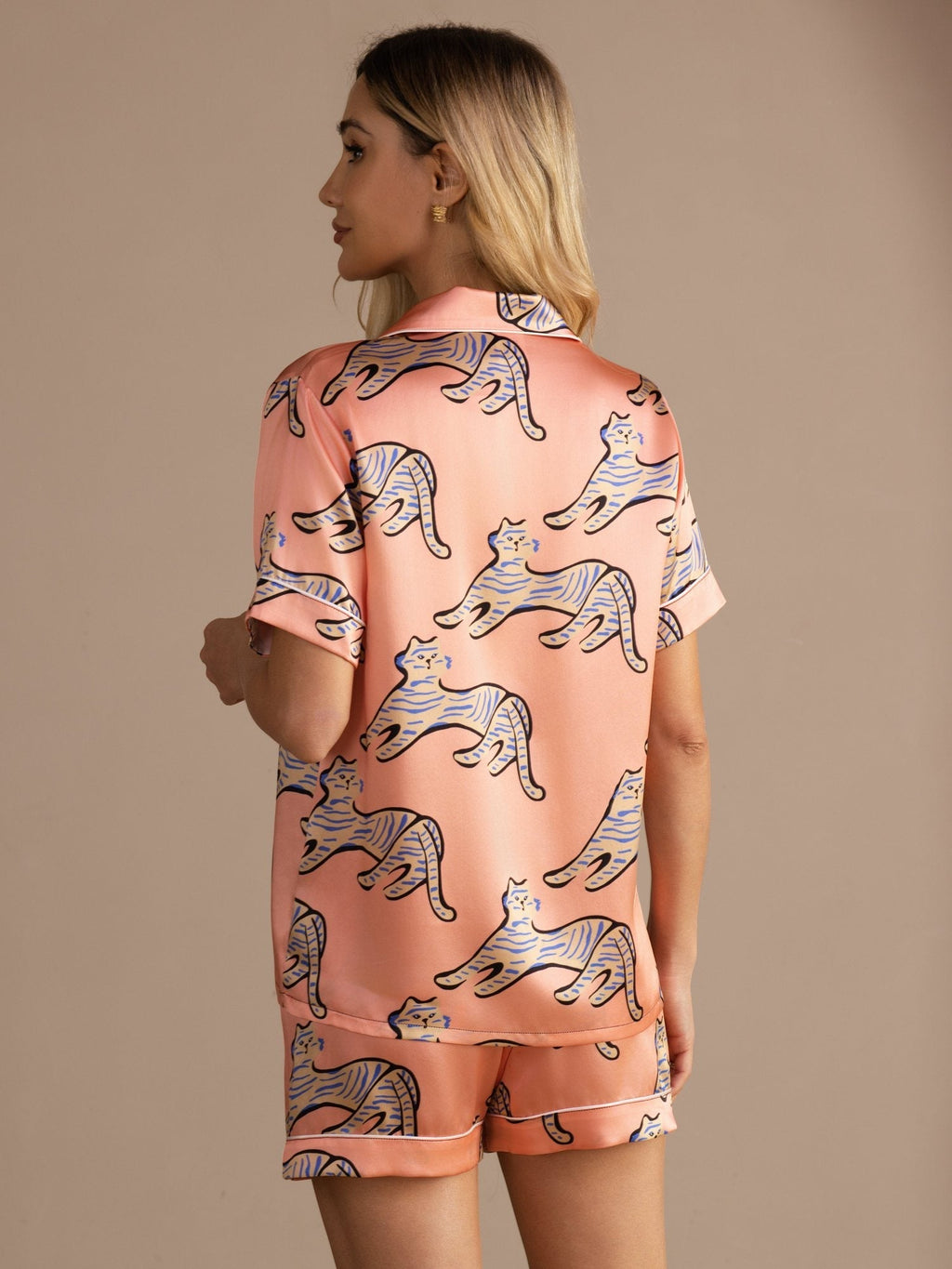 100% Maulbeerseide Damen Kurzararm Knopf Pyjama Set Mit Katzen Print