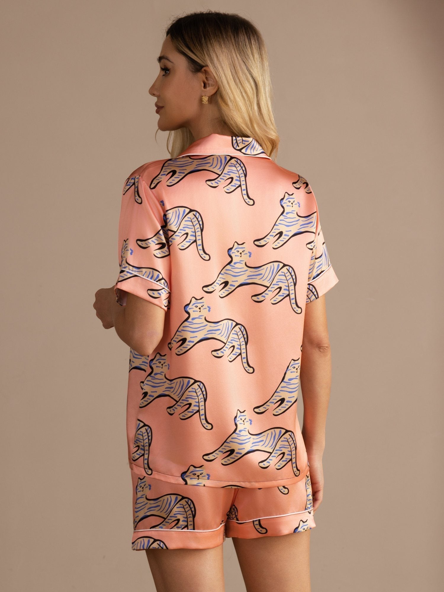 100% Maulbeerseide Damen Kurzararm Knopf Pyjama Set Mit Katzen Print