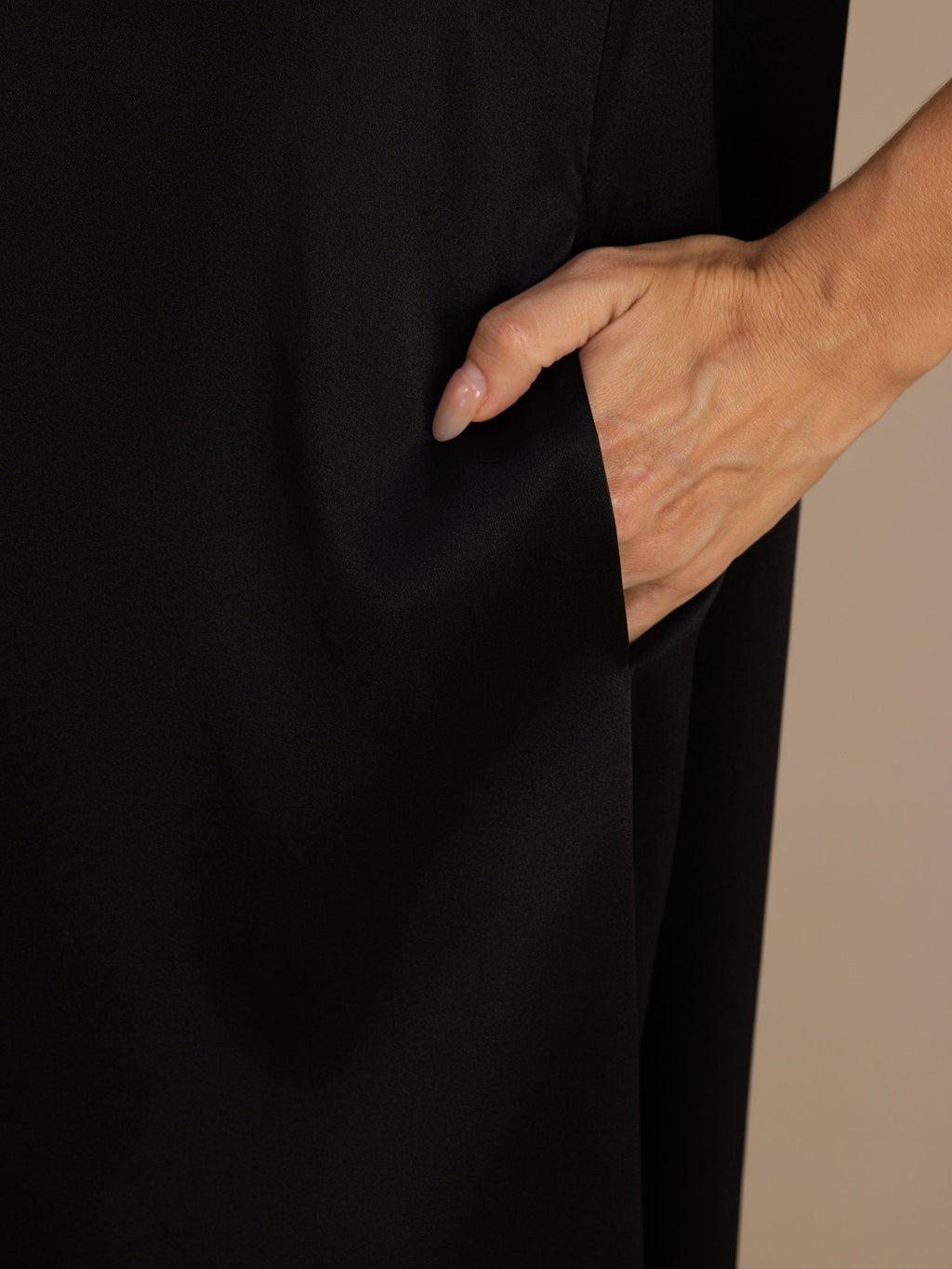 Midikleid aus 19 Momme Seide mit Rundhalsausschnitt Kurzarm und Seitentaschen