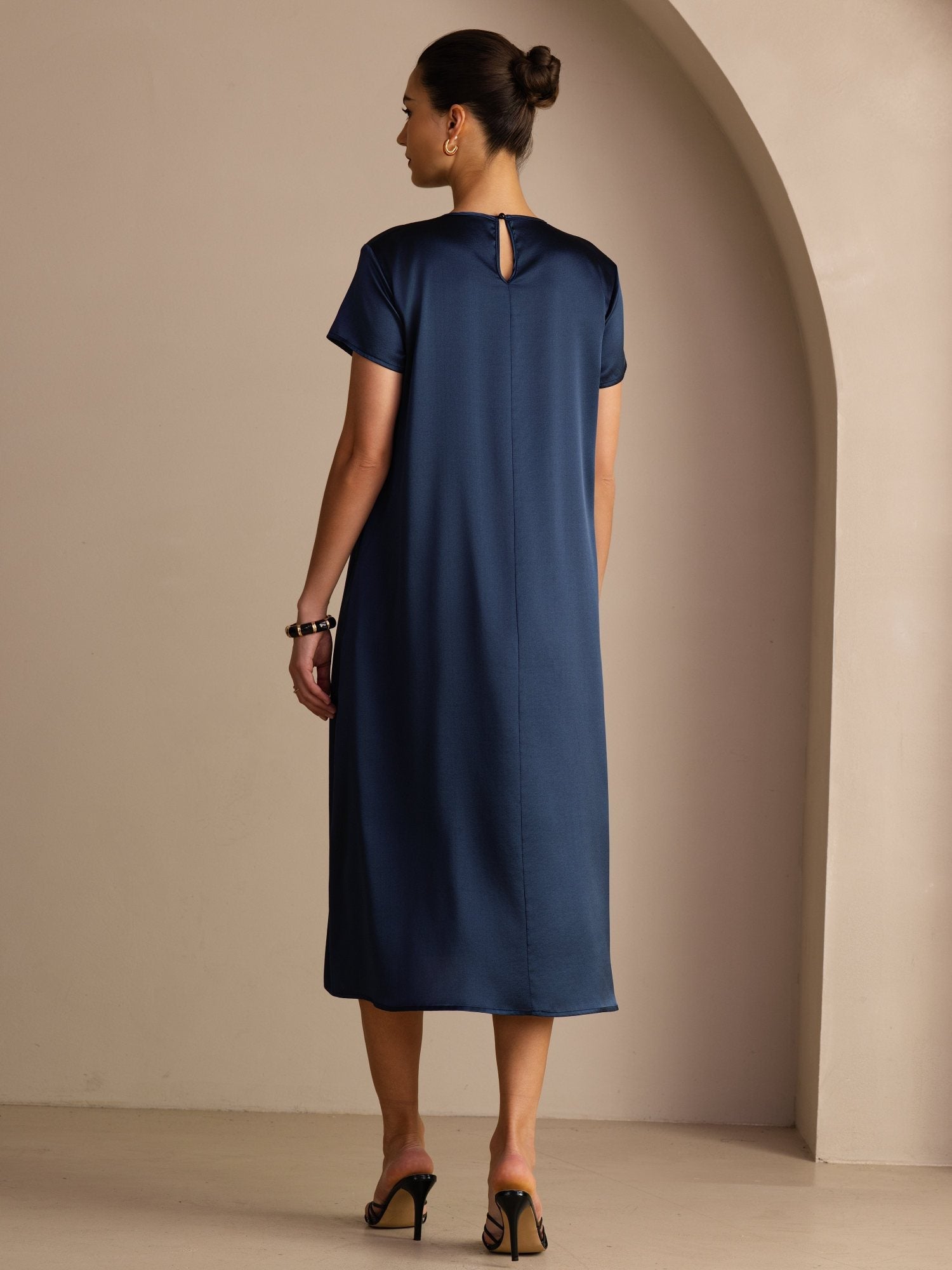 Midikleid aus 19 Momme Seide mit Rundhalsausschnitt Kurzarm und Seitentaschen