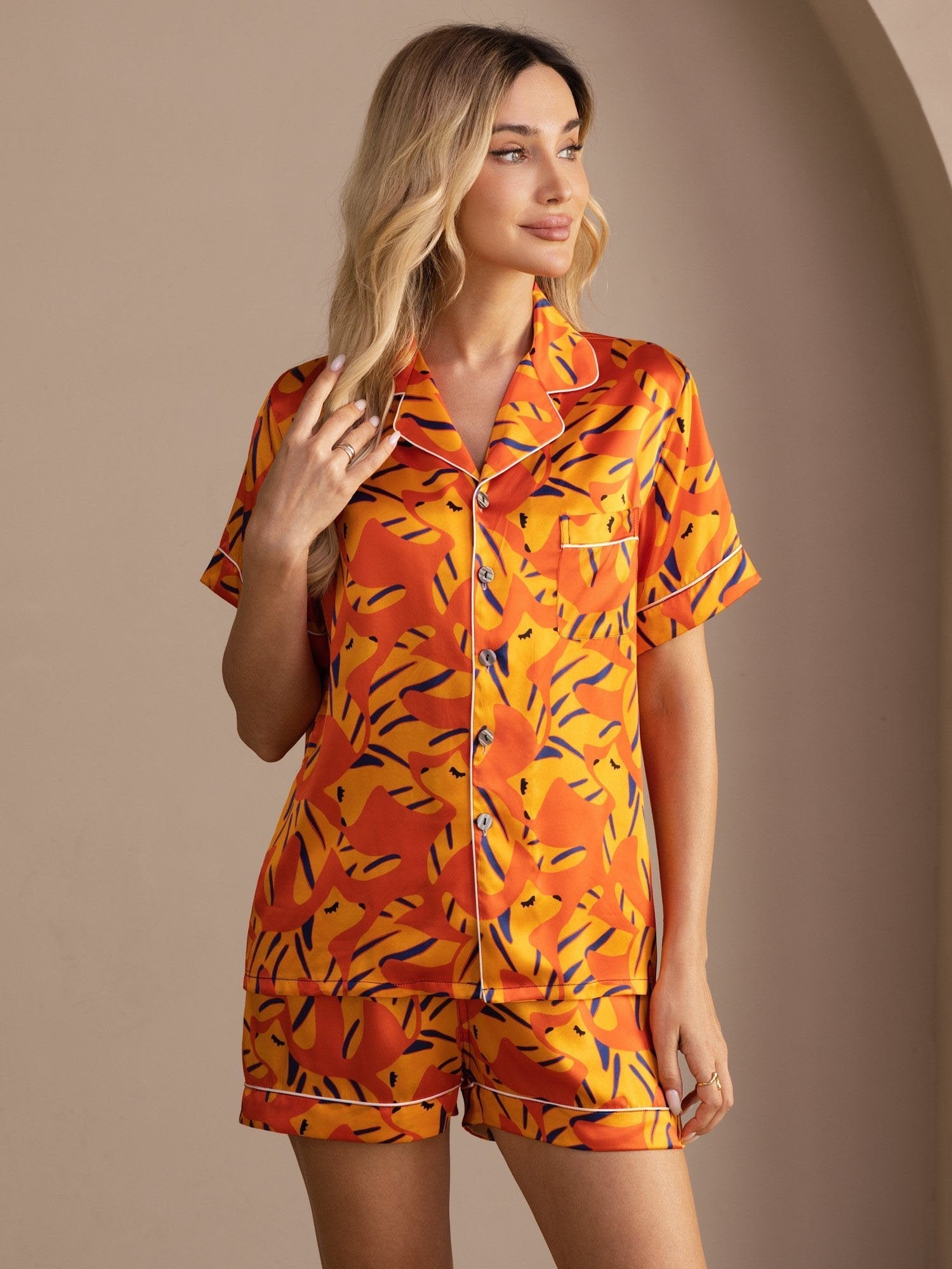 100% Maulbeerseide Damen Kurzararm Knopf Pyjama Set Mit Hunde Print