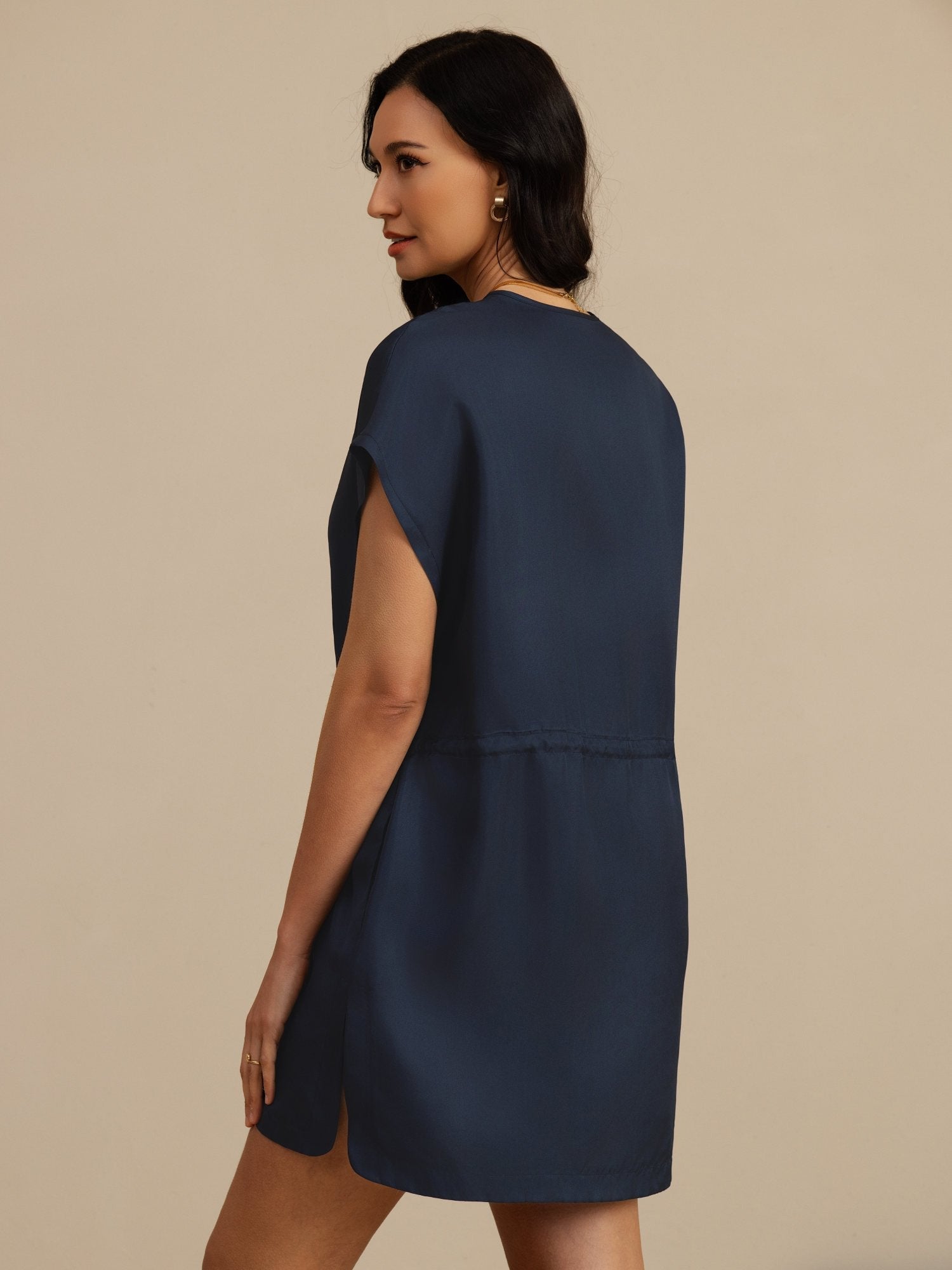 Reine Seide Henley Kragen Cap Ärmel Kurzes Kleid Mit Kordelzug