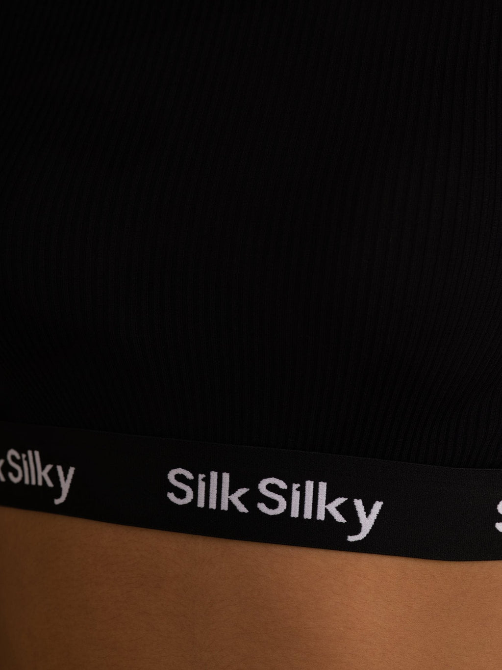 Seiden Baumwolle Sportliches Kurzes Tanktop Mit Breiten Trägern Und Logo Elastischem Band