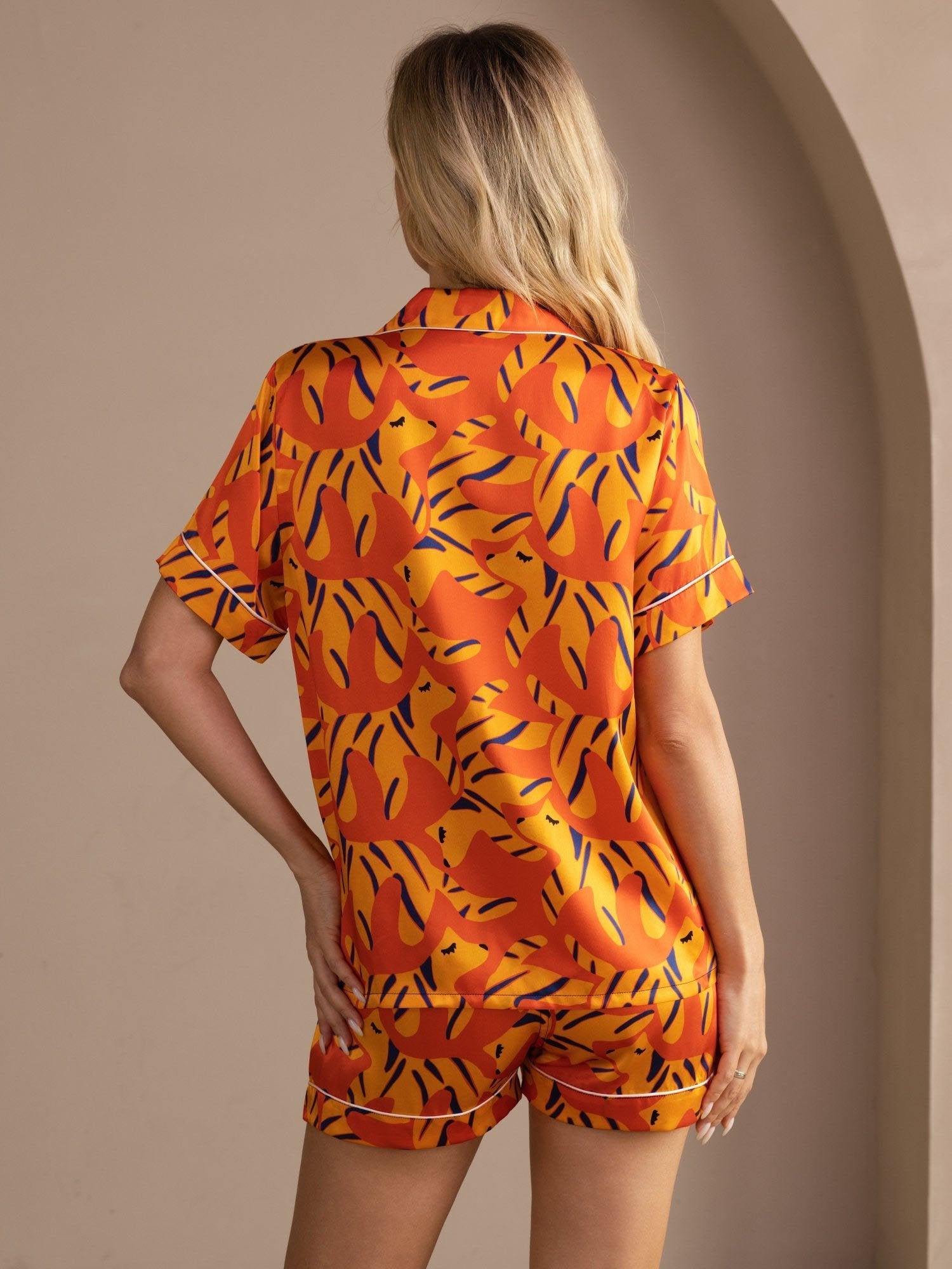 100% Maulbeerseide Damen Kurzararm Knopf Pyjama Set Mit Hunde Print