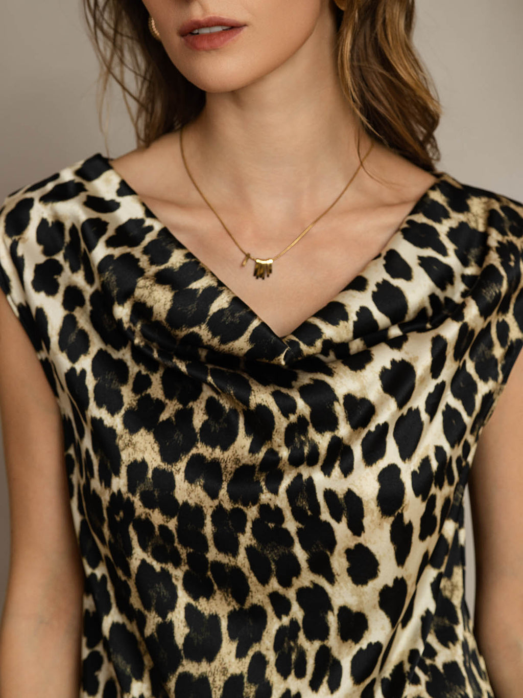Clearance - 19Momme Seide Leopardenprint Cap Sleeve Wasserfallkragen Damenoberteil