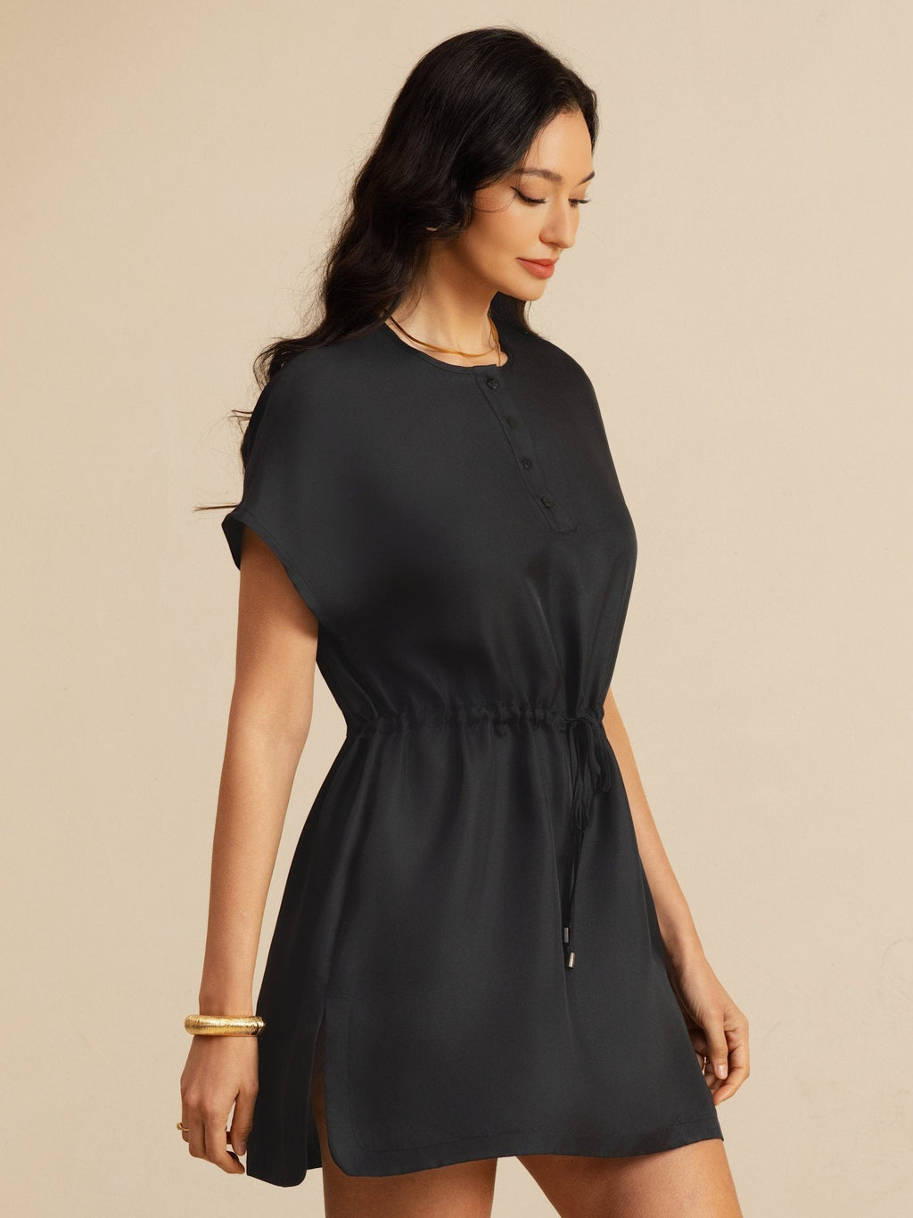 Reine Seide Henley Kragen Cap Ärmel Kurzes Kleid Mit Kordelzug