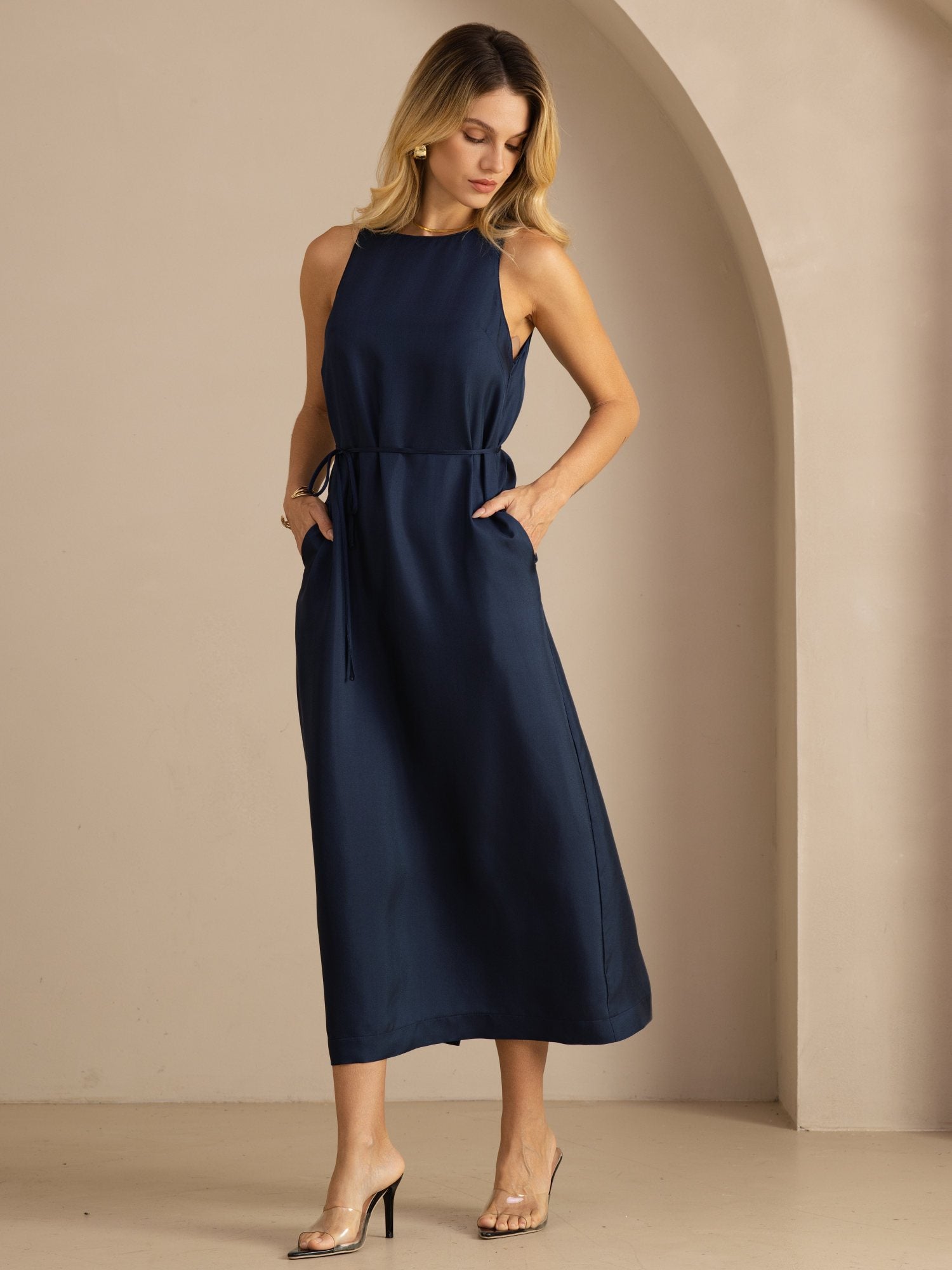 Midi Kleid Aus 100 Prozent Maulbeerseide Mit Rundhalsausschnitt Ärmellosem Design Und Bindegürtel