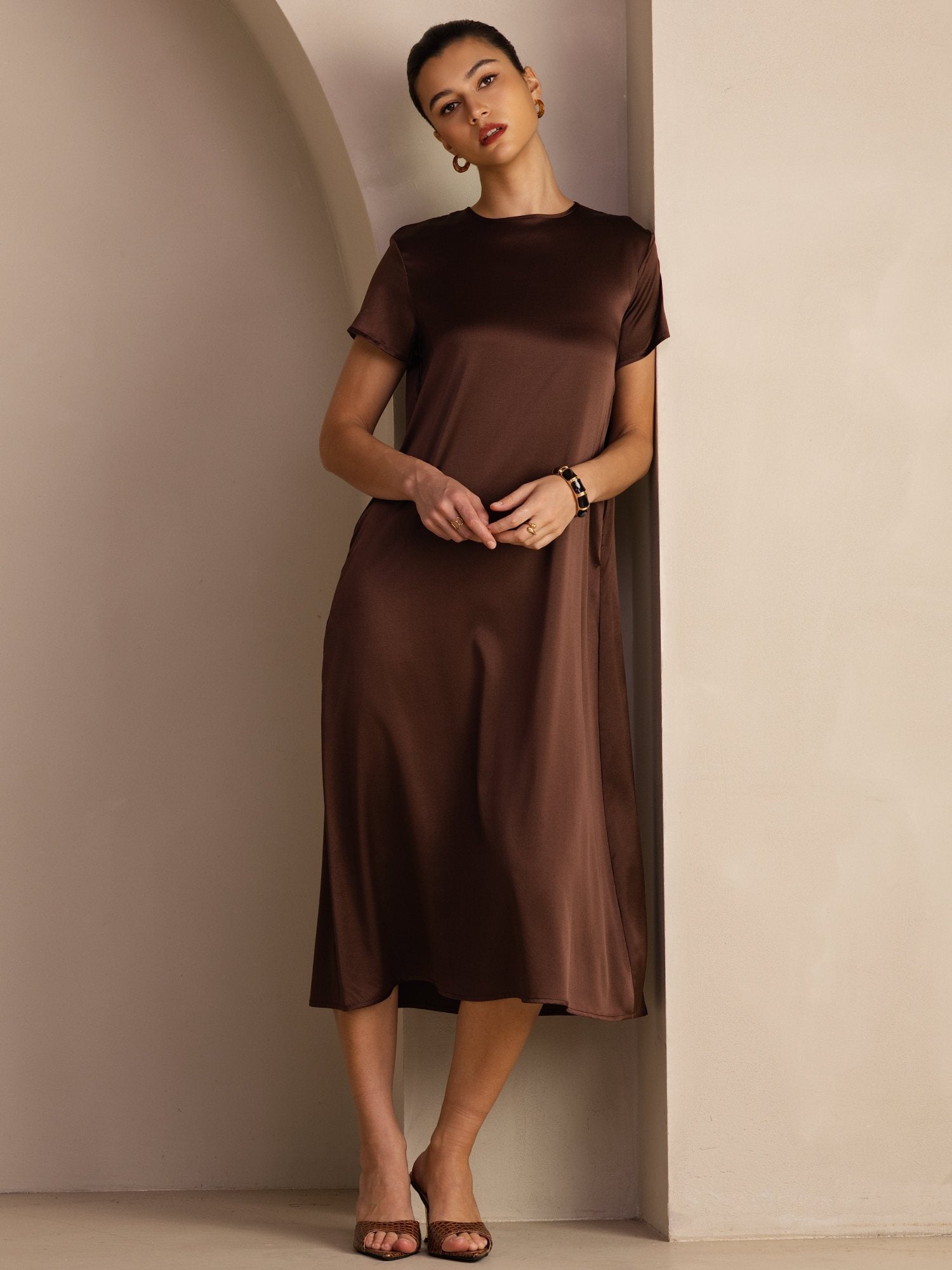 Midikleid aus 19 Momme Seide mit Rundhalsausschnitt Kurzarm und Seitentaschen