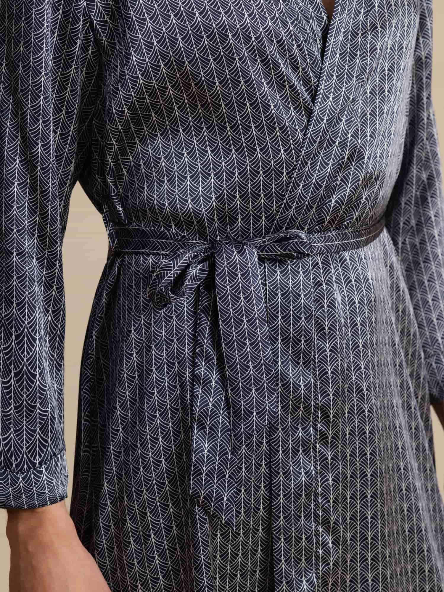 Reine Seide Herren Knielanger Ginkgo Bedruckter Bademantel Mit Gürtel Design