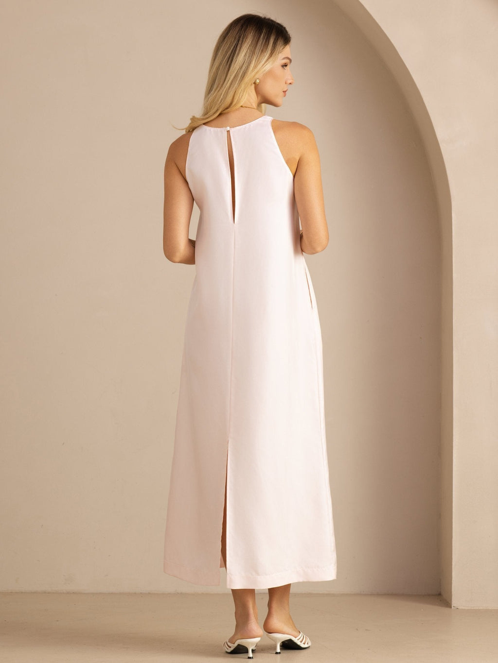 Midi Kleid Aus 100 Prozent Maulbeerseide Mit Rundhalsausschnitt Ärmellosem Design Und Bindegürtel