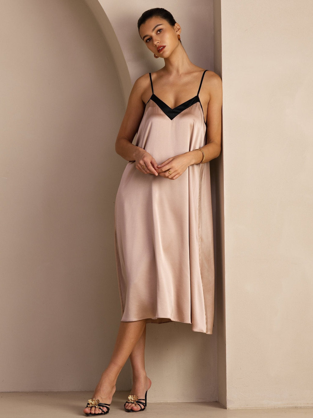 19Momme Seiden Freizeit Midikleid Mit Kontrast V Ausschnitt Und Spaghettiträgern