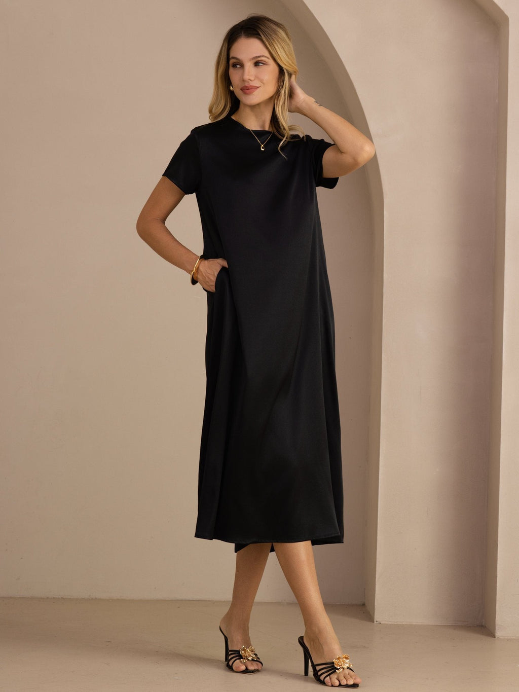 Midikleid aus 19 Momme Seide mit Rundhalsausschnitt Kurzarm und Seitentaschen