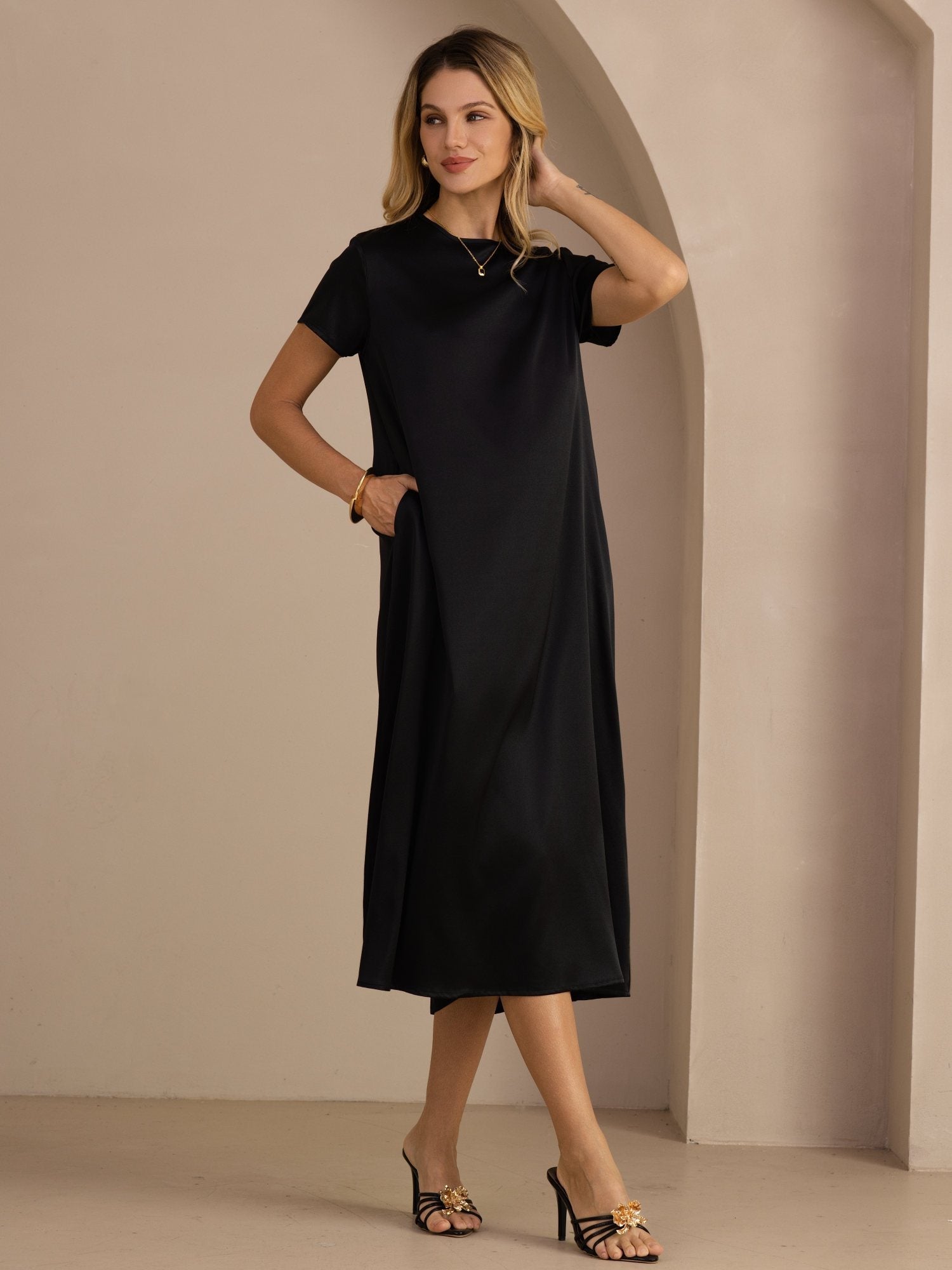 Midikleid aus 19 Momme Seide mit Rundhalsausschnitt Kurzarm und Seitentaschen