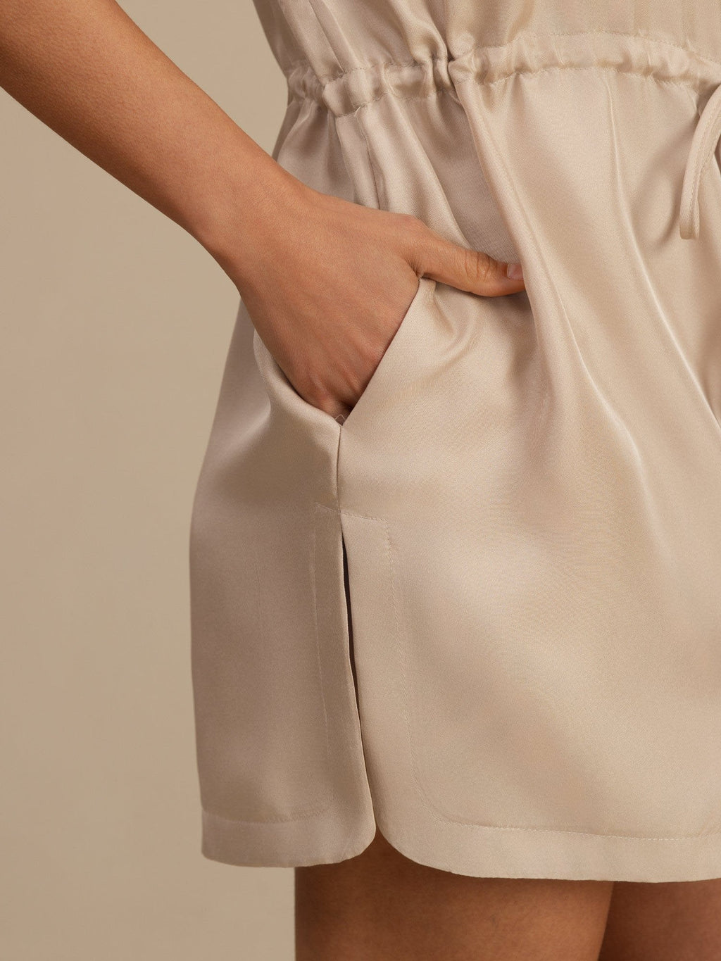 Reine Seide Henley Kragen Cap Ärmel Kurzes Kleid Mit Kordelzug
