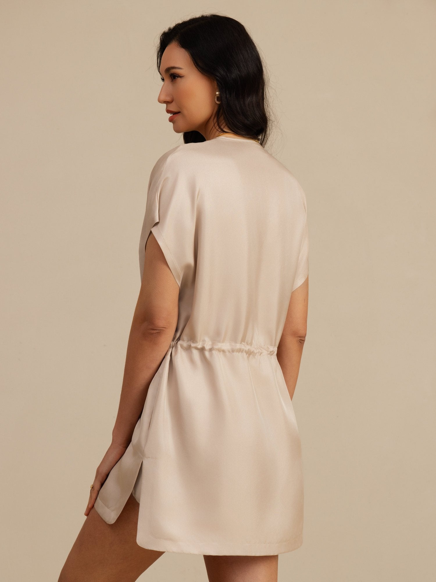 Reine Seide Henley Kragen Cap Ärmel Kurzes Kleid Mit Kordelzug