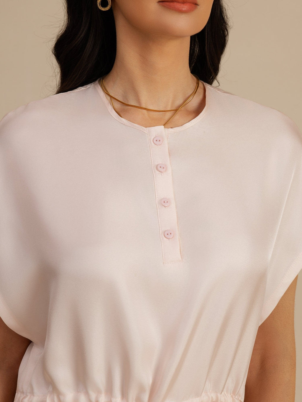 Reine Seide Henley Kragen Cap Ärmel Kurzes Kleid Mit Kordelzug