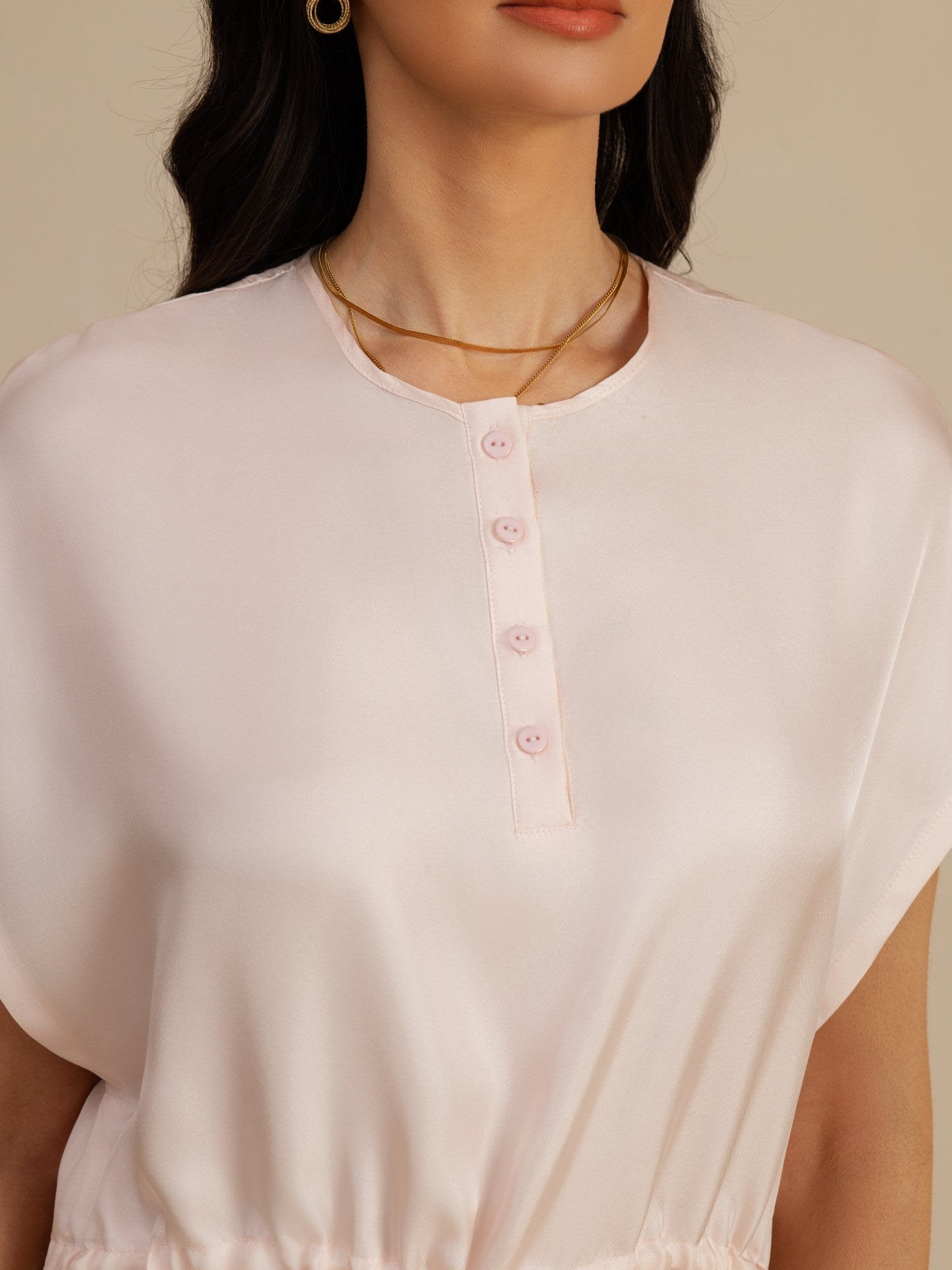 Reine Seide Henley Kragen Cap Ärmel Kurzes Kleid Mit Kordelzug
