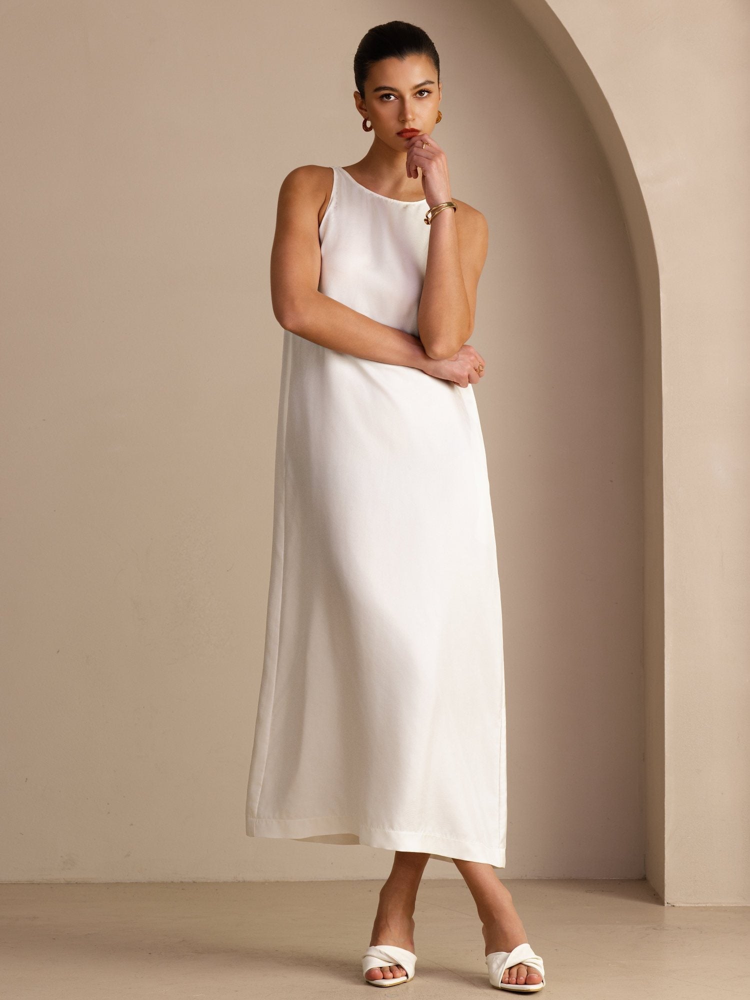 Midi Kleid Aus 100 Prozent Maulbeerseide Mit Rundhalsausschnitt Ärmellosem Design Und Bindegürtel