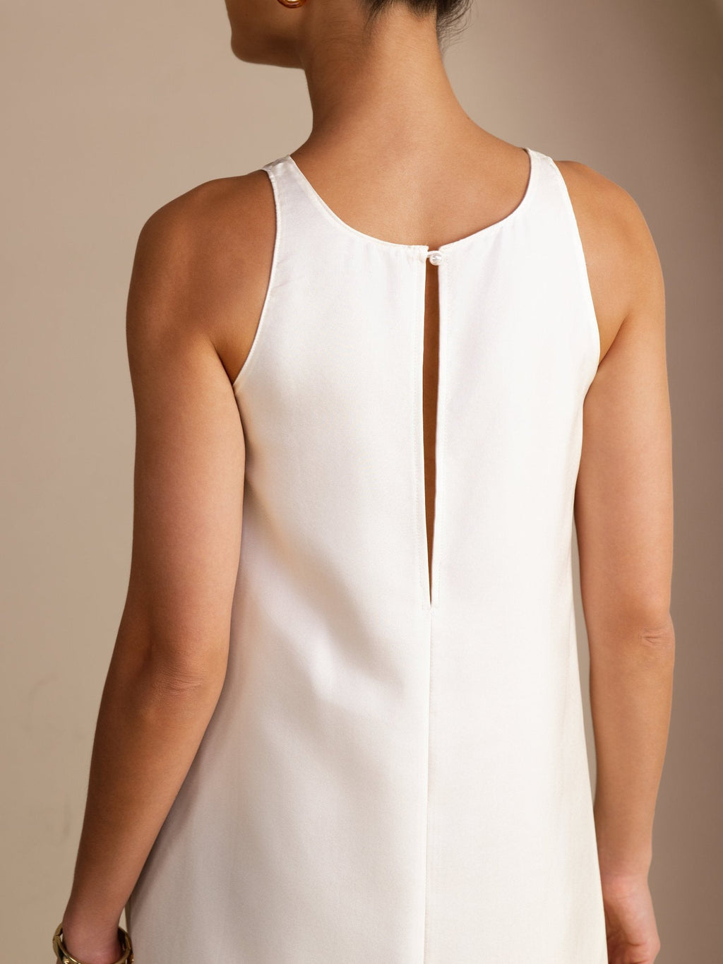 Midi Kleid Aus 100 Prozent Maulbeerseide Mit Rundhalsausschnitt Ärmellosem Design Und Bindegürtel