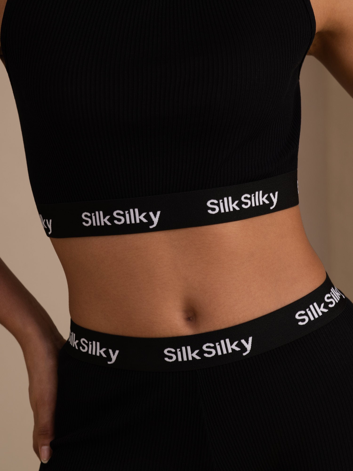 Seiden Baumwoll Sportliches Crop Tanktop Und Schmal Geschnittene Jogginghose Mit Kordelzug Im Set
