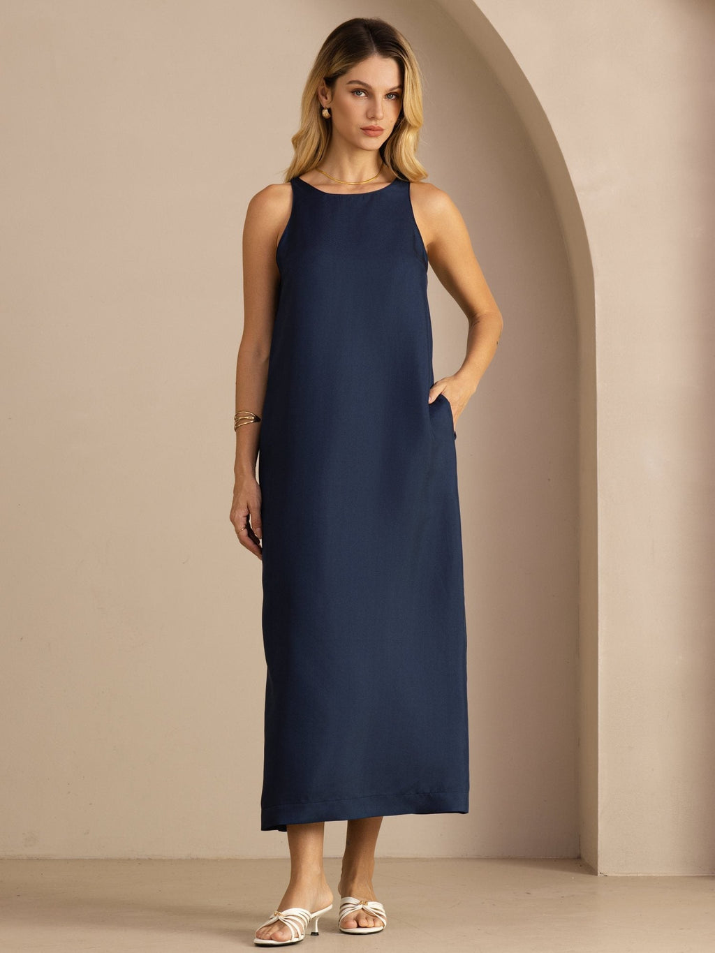Midi Kleid Aus 100 Prozent Maulbeerseide Mit Rundhalsausschnitt Ärmellosem Design Und Bindegürtel