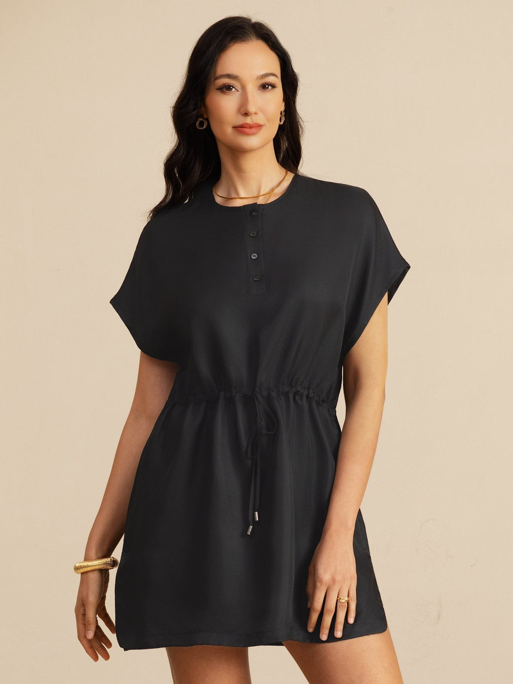 Reine Seide Henley Kragen Cap Ärmel Kurzes Kleid Mit Kordelzug