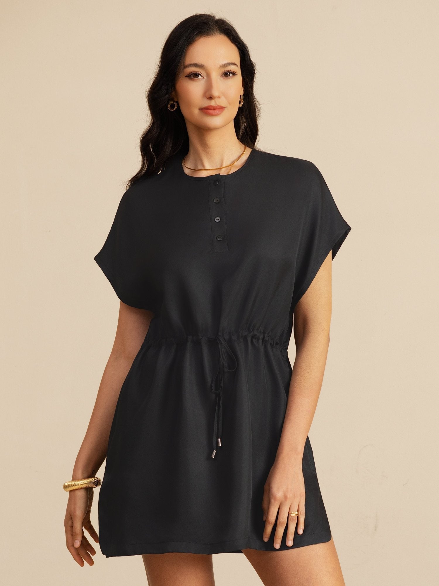 Reine Seide Henley Kragen Cap Ärmel Kurzes Kleid Mit Kordelzug