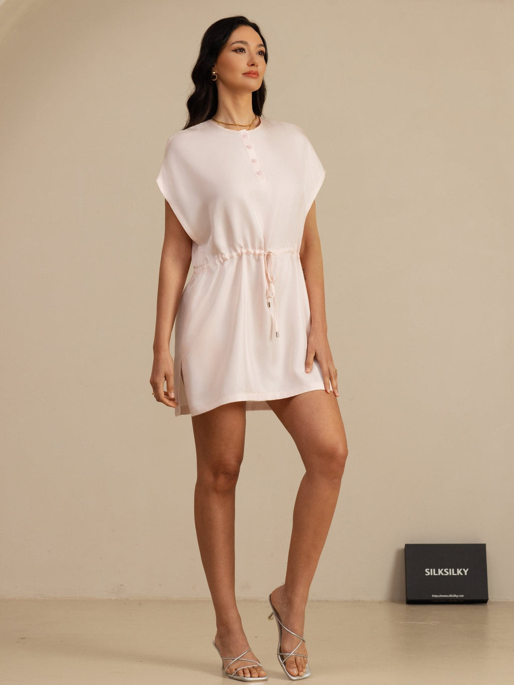 Reine Seide Henley Kragen Cap Ärmel Kurzes Kleid Mit Kordelzug
